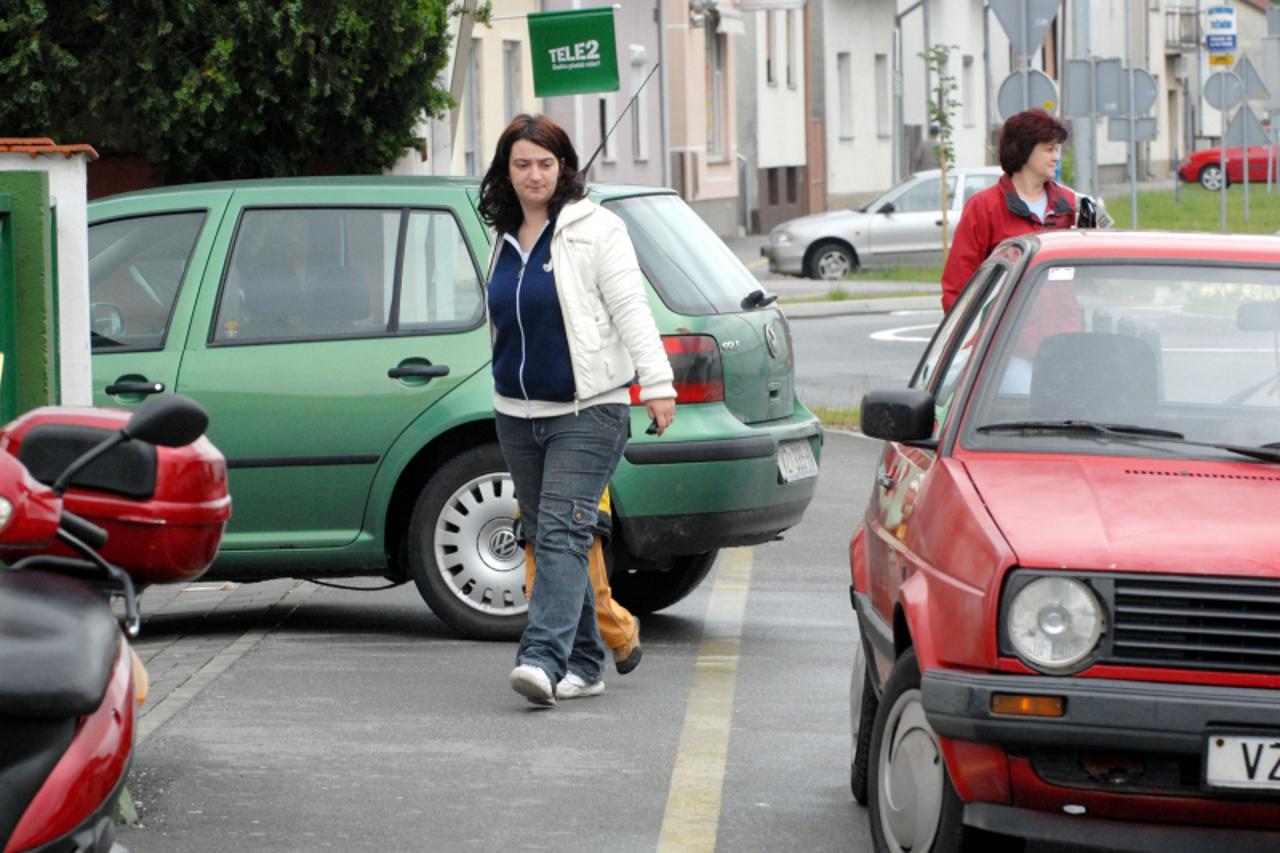 '03.06.2010., Jalkovecka ulica, Varazdin - Pjesaci u Jalkoveckoj ulici muku muce s parkiranim automobilima na pjesackim stazama Photo: Marko Jurinec/PIXSELL'