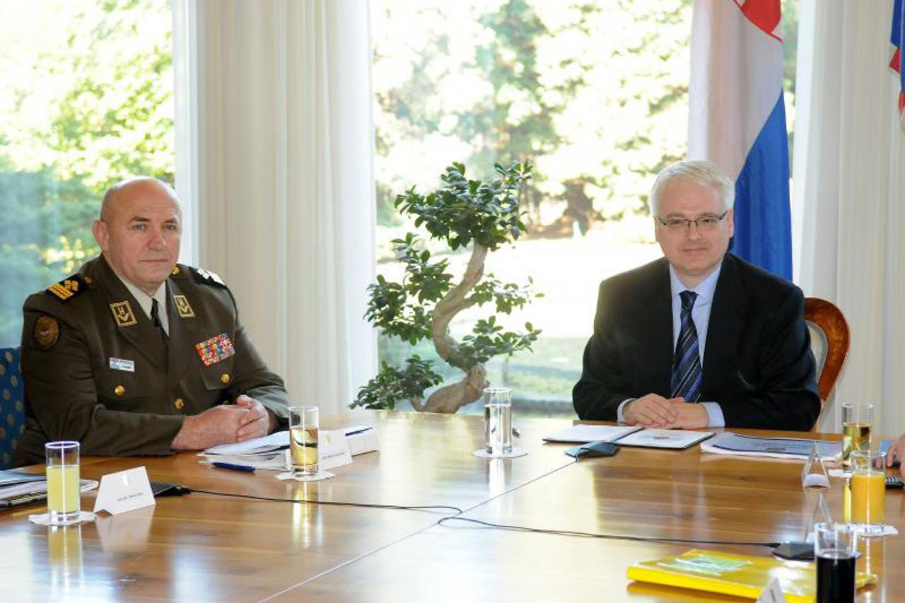 Ivo Josipović s generalima