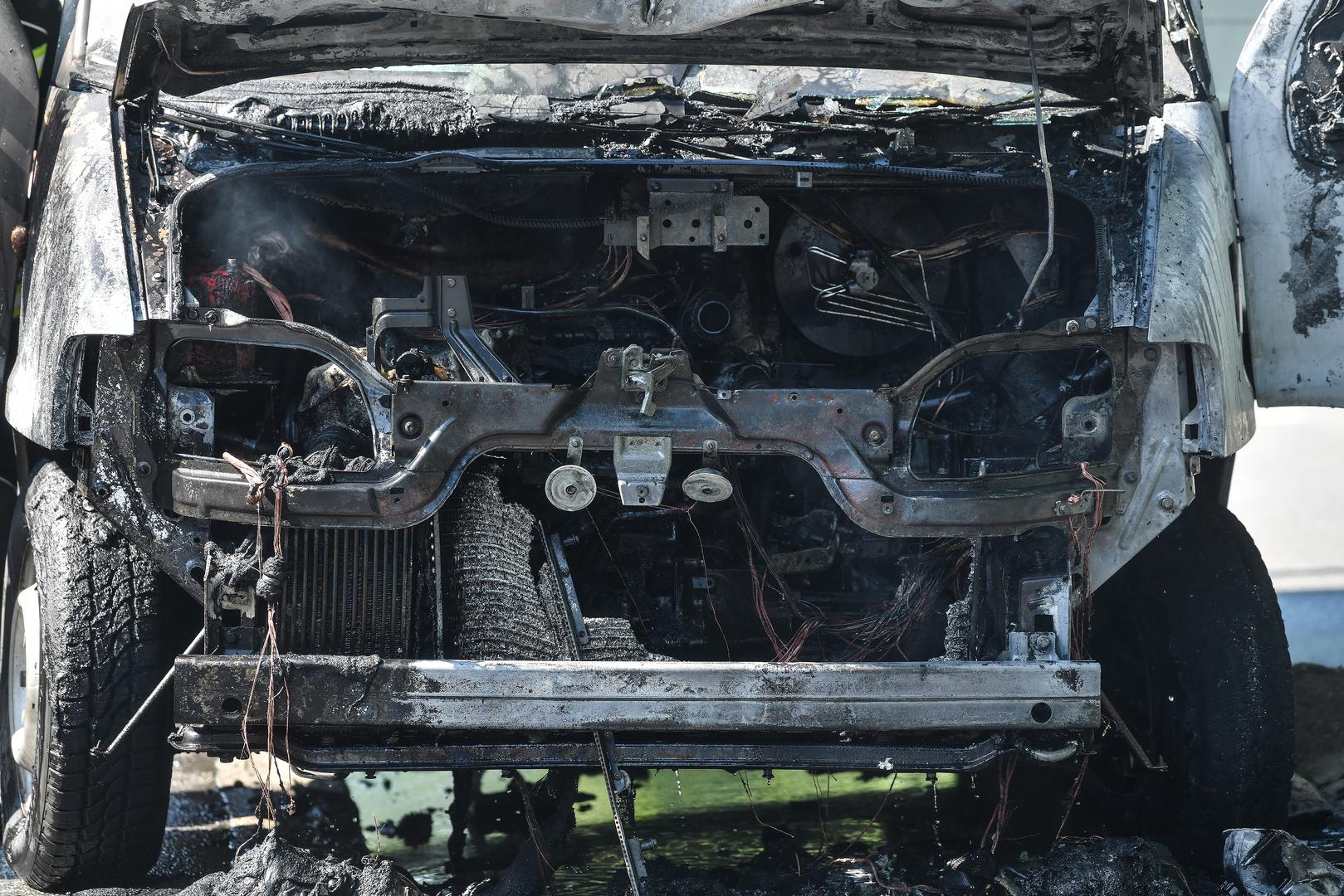 Vozilo kombija eksplodiralo je u srijedu u zagrebačkoj Hondlovoj ulici. Nitko, srećom, nije ozlijeđen u eksploziji. Vatrogasci su brzo reagirali te je vatra brzo ugašena