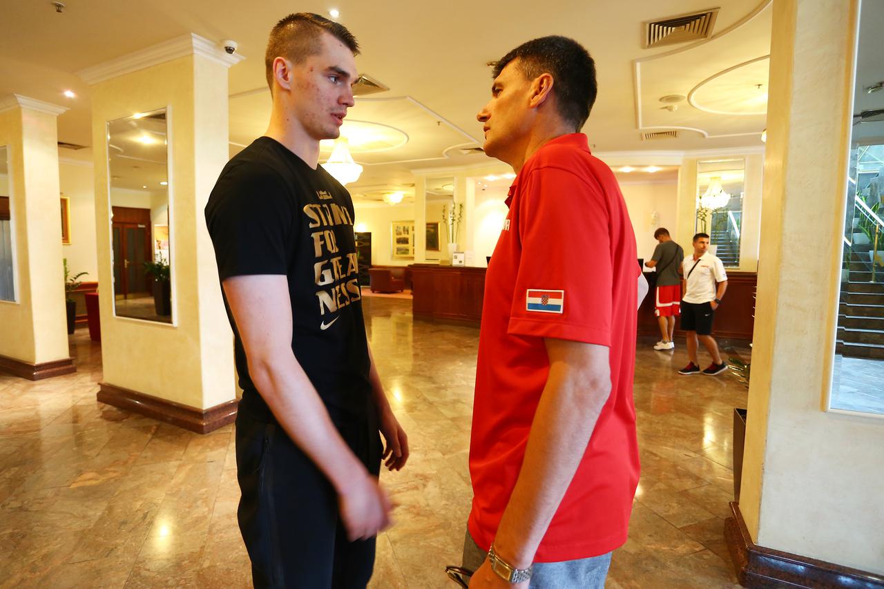 01.08.2015., Zagreb - U hotelu Panorama pocelo okupljanje kosarkaske reprezentacije. Mario Hezonja i izbornik Velimir Perasovic. Photo: Slavko Midzor/PIXSELL