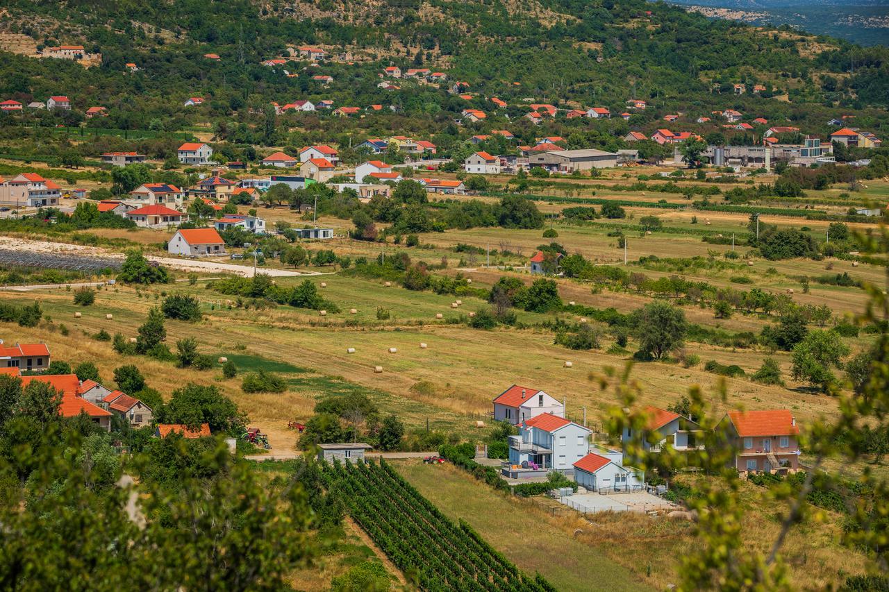 Panorama Drniša u ljetno poslijepodne