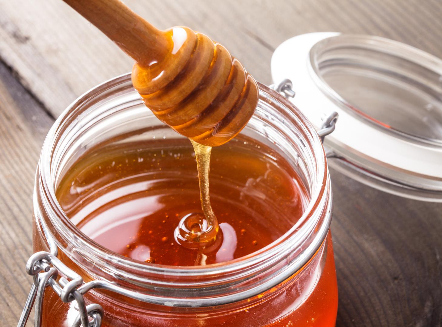 Kad se iz tegle uzme žlica meda i stavi u usta, med se jede, a ne guta. Ako se tada pod jezikom osjeti tvrdoća i gorčina, to je pravi, prirodni med. 
