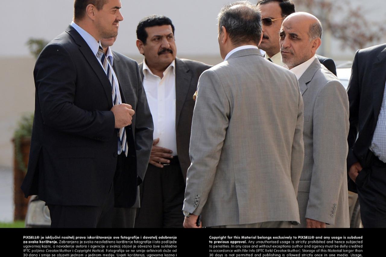 '12.09.2013., Pavlinska ulica, Varazdin - Direktor tekstilne industrije Varteks Zoran Koscec u setnji gradom s inozemnim poslovnim partnerima koji su dosli vozilima MUP-a opremljenim policijskom svjet