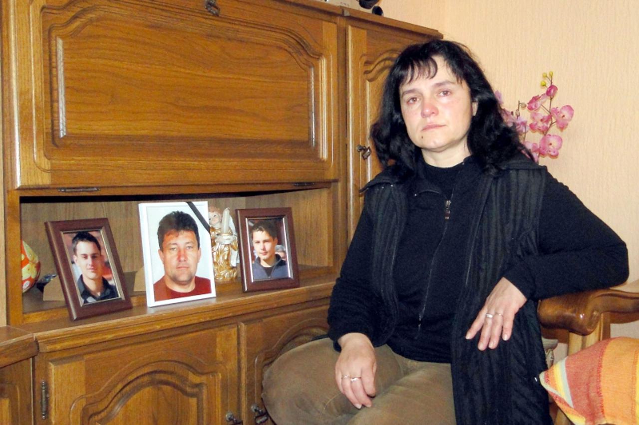 \'podravina - 301110 GORNJI MIHOLJAC - slatina  - ZORICA VILCEK, supruga ubijenog Tihomira  snimio dragutin santosi \'