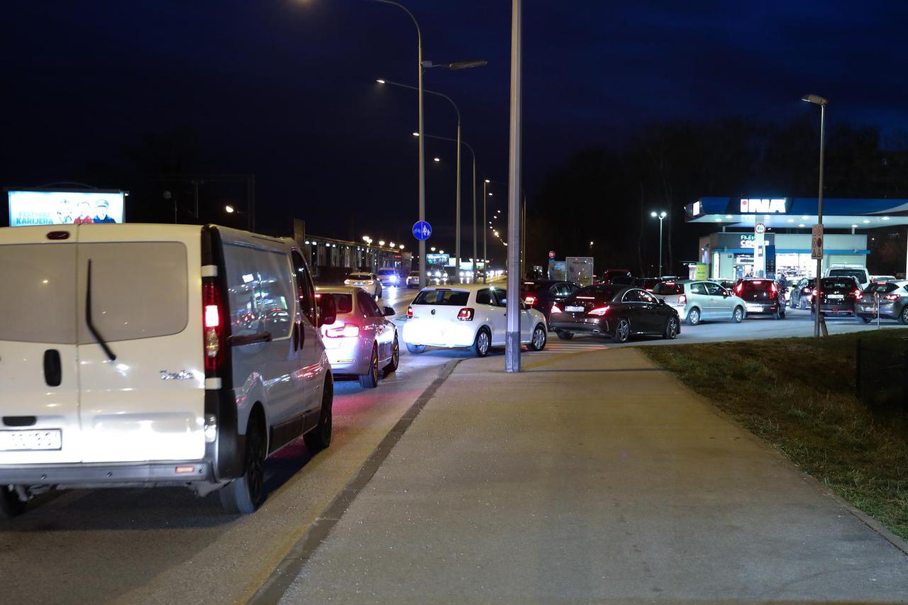 Gužve na benzinskim postajama zbog sutrašnjeg rasta cijena goriva