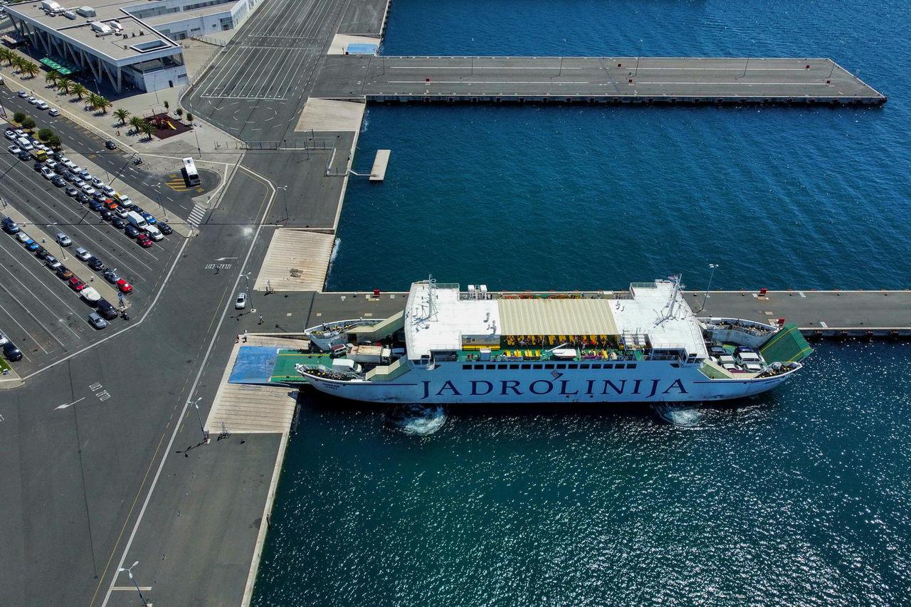 Zadar: Pogled iz zraka na gužvu u trajektnoj luci Gaženica
