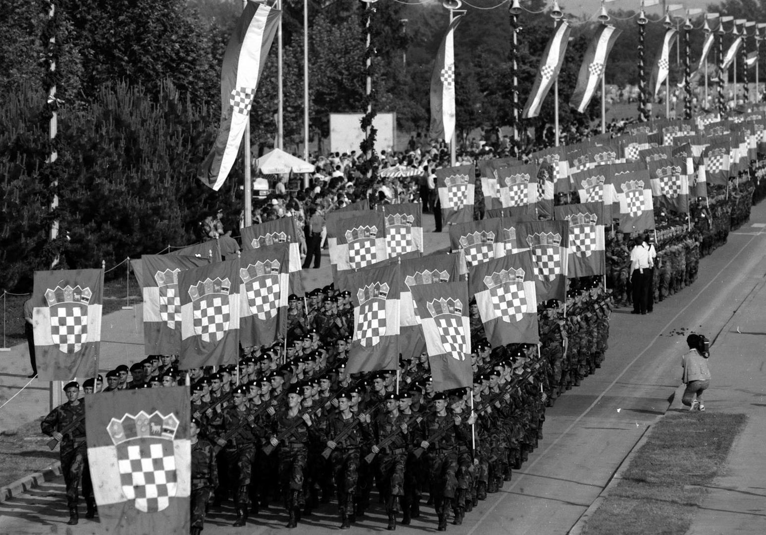 29.05.1995., Zagreb, Jarun - Mimohod Oruzanih snaga Republike Hrvatske u povodu svecanog obiljezavanja Dana drzavnosti odrzan je pred brojnim gradjanima na zagrebackom jezeru Jarun. Pred vrhovnim zapovjednikom OS, predsjednikom dr. Franjom Tudjmanom i brojnim uzvanicima predefilirale su vojne postrojbe i razna vojna oprema i naoruzanje. Photo: Sinisa Hancic/PIXSELL