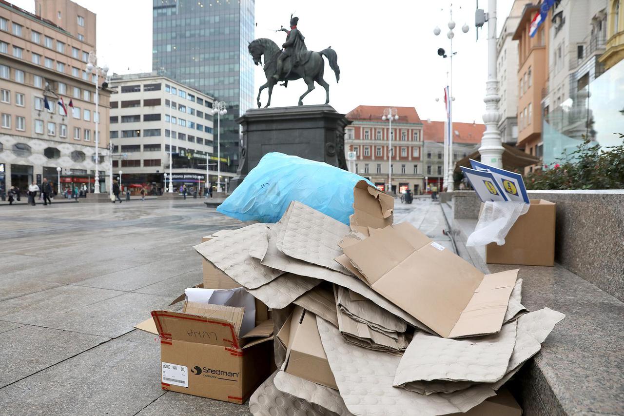 Zagreb: Na Trgu bana Jelačića jutros je prolaznike dočekalo smeće