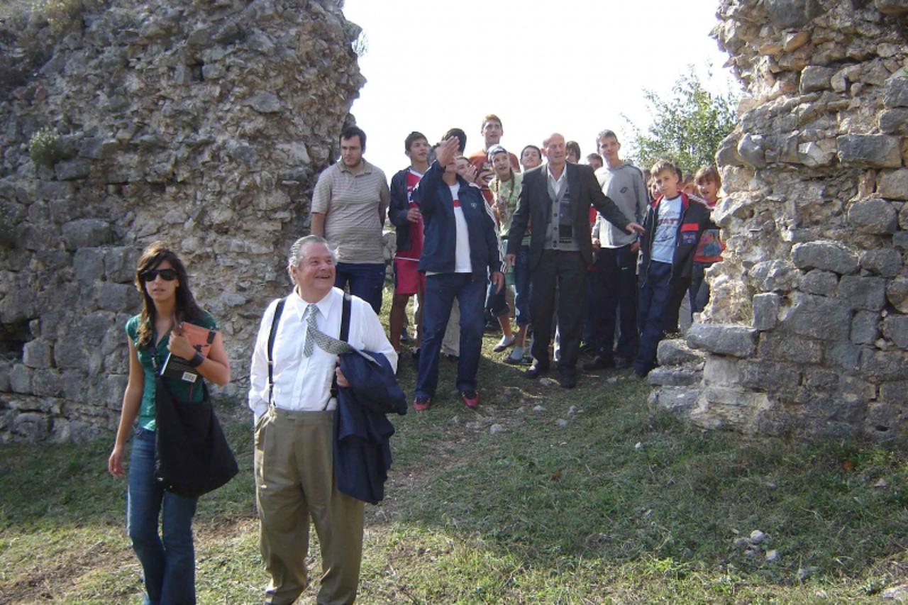 'BIH-04.05.2010 Capljina Iza Salinasa Pricea opet ce biti brojni obozavatelji i pratitelji po Capljini i Gabeli Snimio Frano Matic'