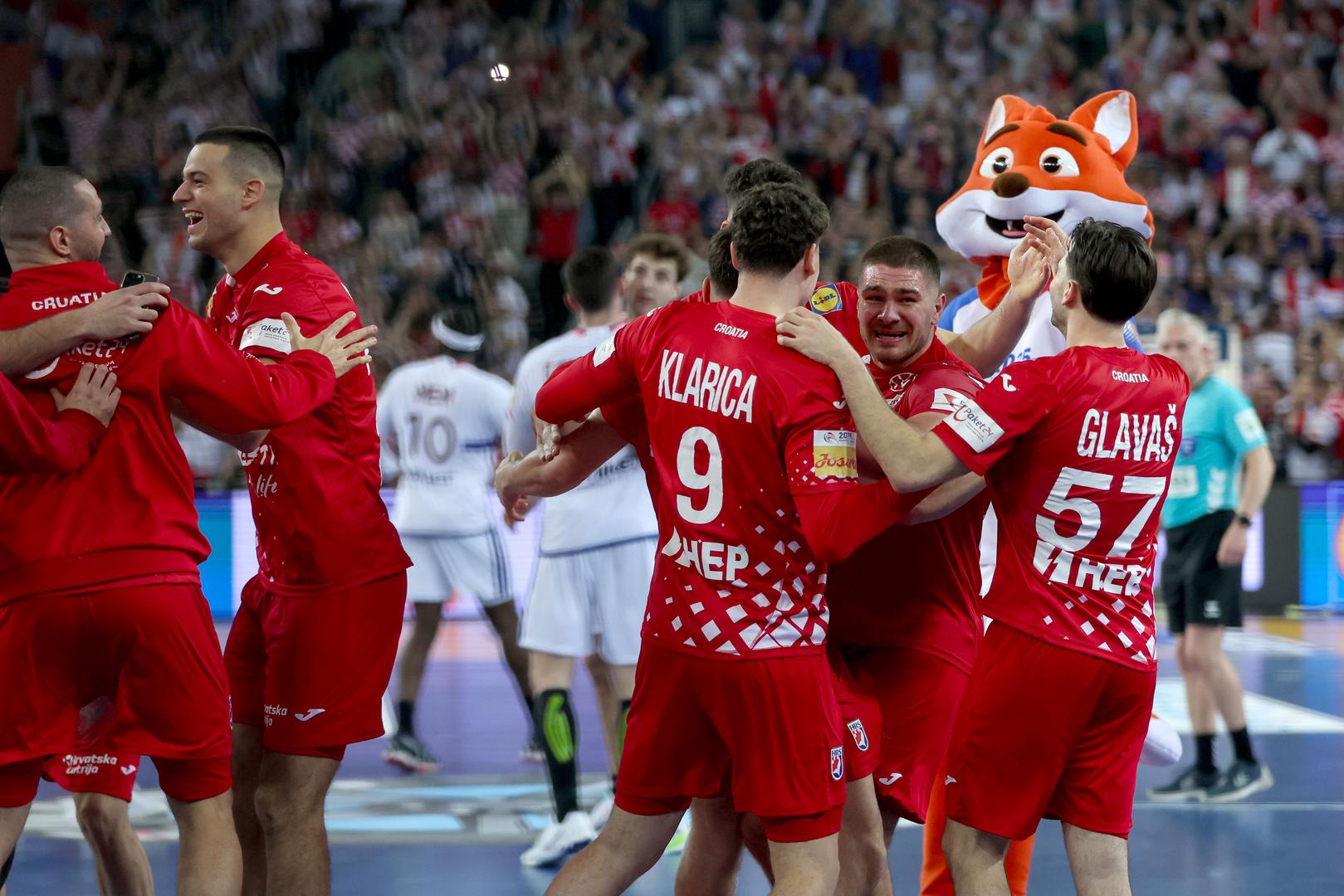 Nakon velike pobjede hrvatske rukometne reprezentacije protiv Francuske pitali smo čitatelje koji naš rukometaš im je najzgodniji. U konkurenciji su se našli svi igrači koji su završili na popisu izbornika Dagura Sigurdssona za veliko polufinale, a evo i rezultata.