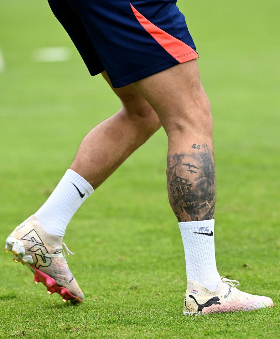 Perišić u zadnje vrijeme plijeni pozornost fotoreportera svojom novom tetovažom na desnoj potkoljenici