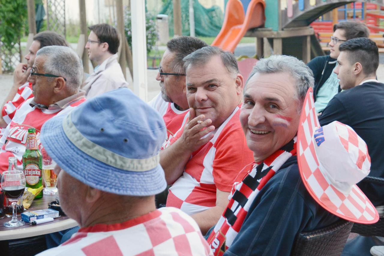 Sisak: Građani u kafićima prate utakmicu Hrvatske sa Islandom
