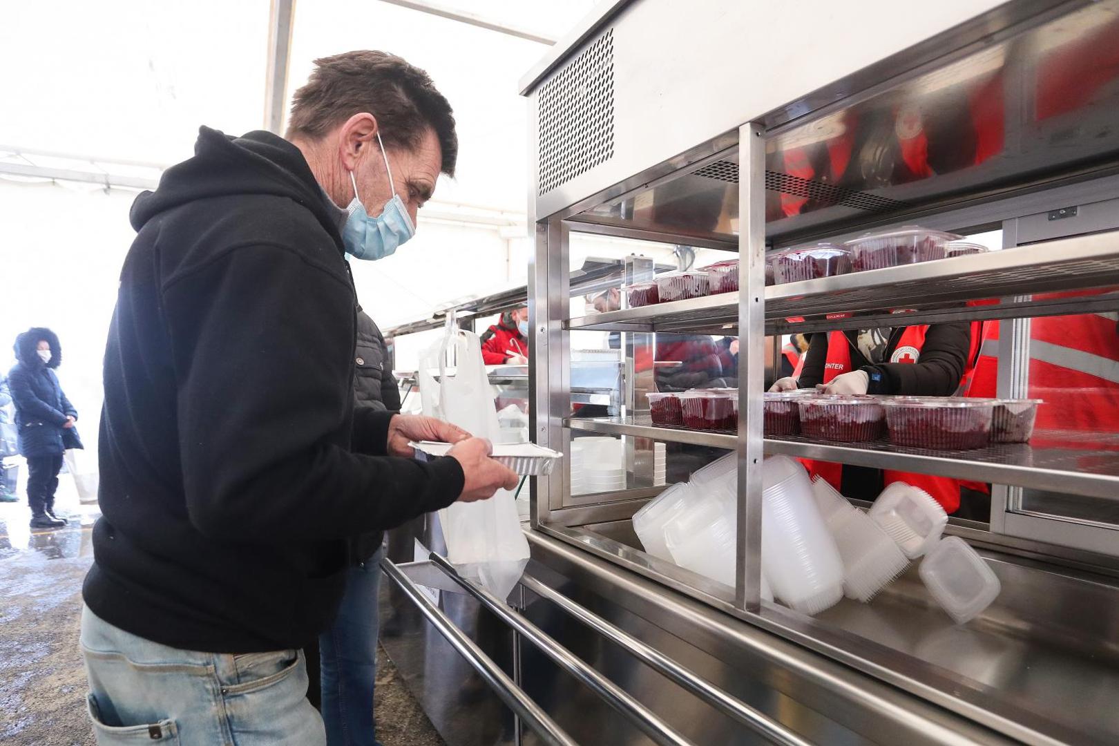 14.01.2021., Petrinja - Podjela hrane gradjanima tvrtke Pleter u postavljenom satoru na djecjem igralistu u Petrinji. Photo: Luka Stanzl/PIXSELL