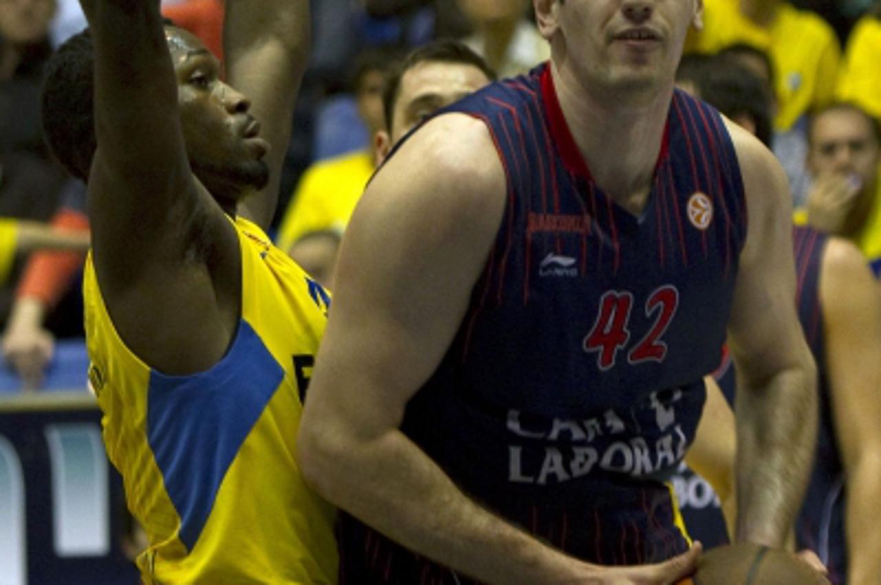 'Caja Laboral\'s center Stanko Barac (R) vies with Maccabi\'s Jeremy Pargo (L) during the Euroleague basketball group playoffs A match Maccabi vs Caja Laboral on March 31, 2011 at Nokia Palace Staduim