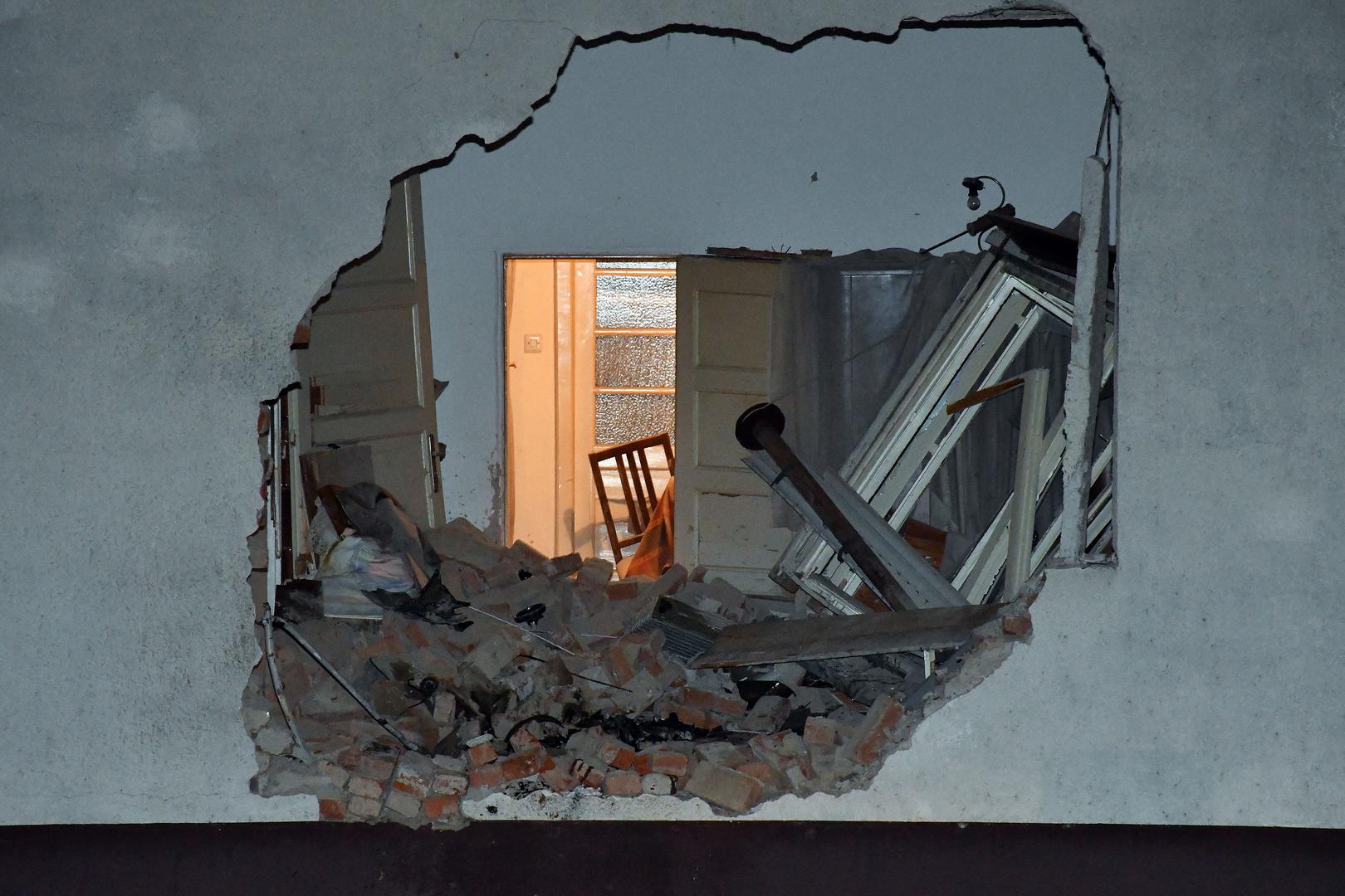 19.10.2020., Nova Gradiska - U ulici Ljudevita Gaja u Novoj Gradiski vozac se autom zabio u kucu, probio zid i zavrsio u dnevnom boravku. Cetrdesetogodisnji vozac automobila marke Audi je na mjestu dogadjaja poginuo.Photo: Ivica Galovic/ PIXSELL