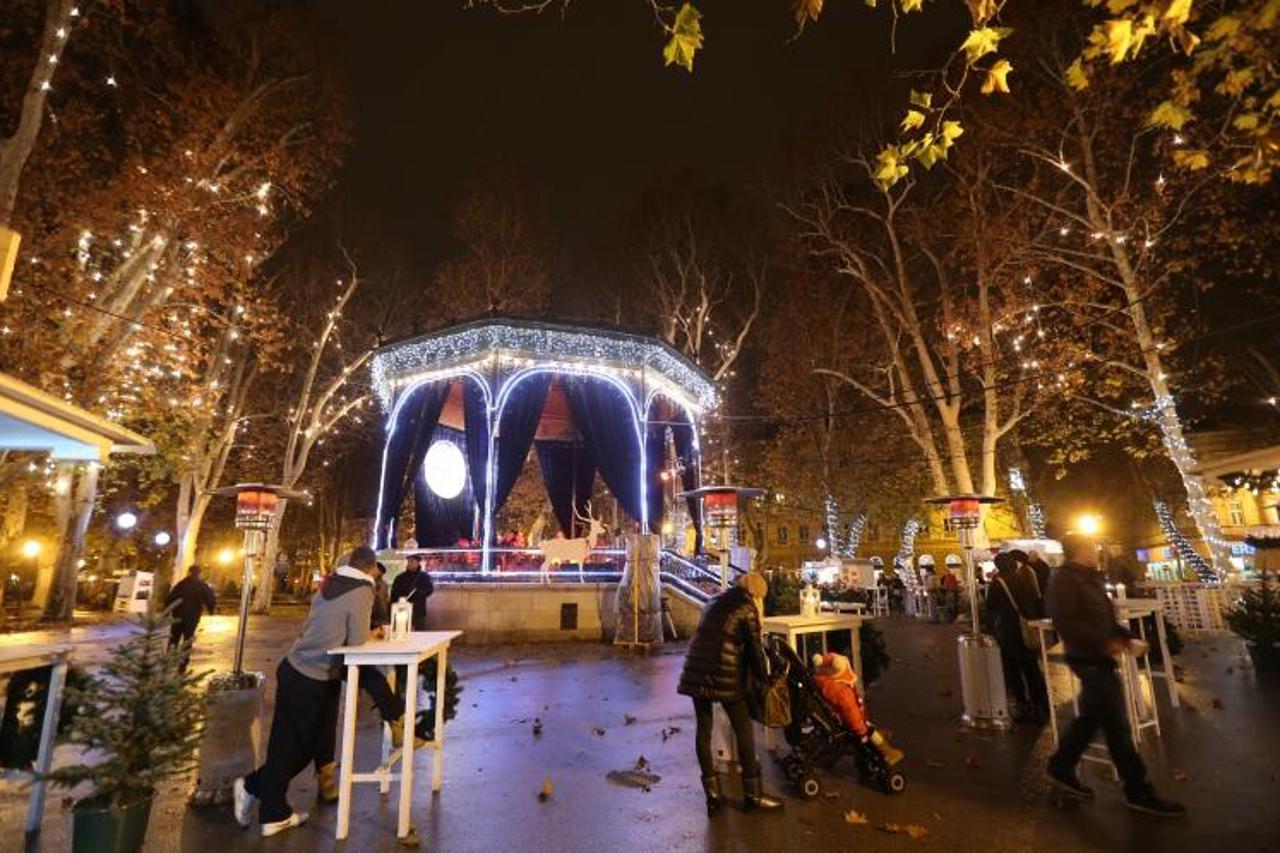 '02.12.2012., Zagreb - Ulice grada ukrasene su bozicnim ukrasima. Advent u gradu zapoceo je tradicionalnim paljenjem adventske svijece na trgu bana Jelacica, a svjetlosna rapsodija pretvorila je u baj