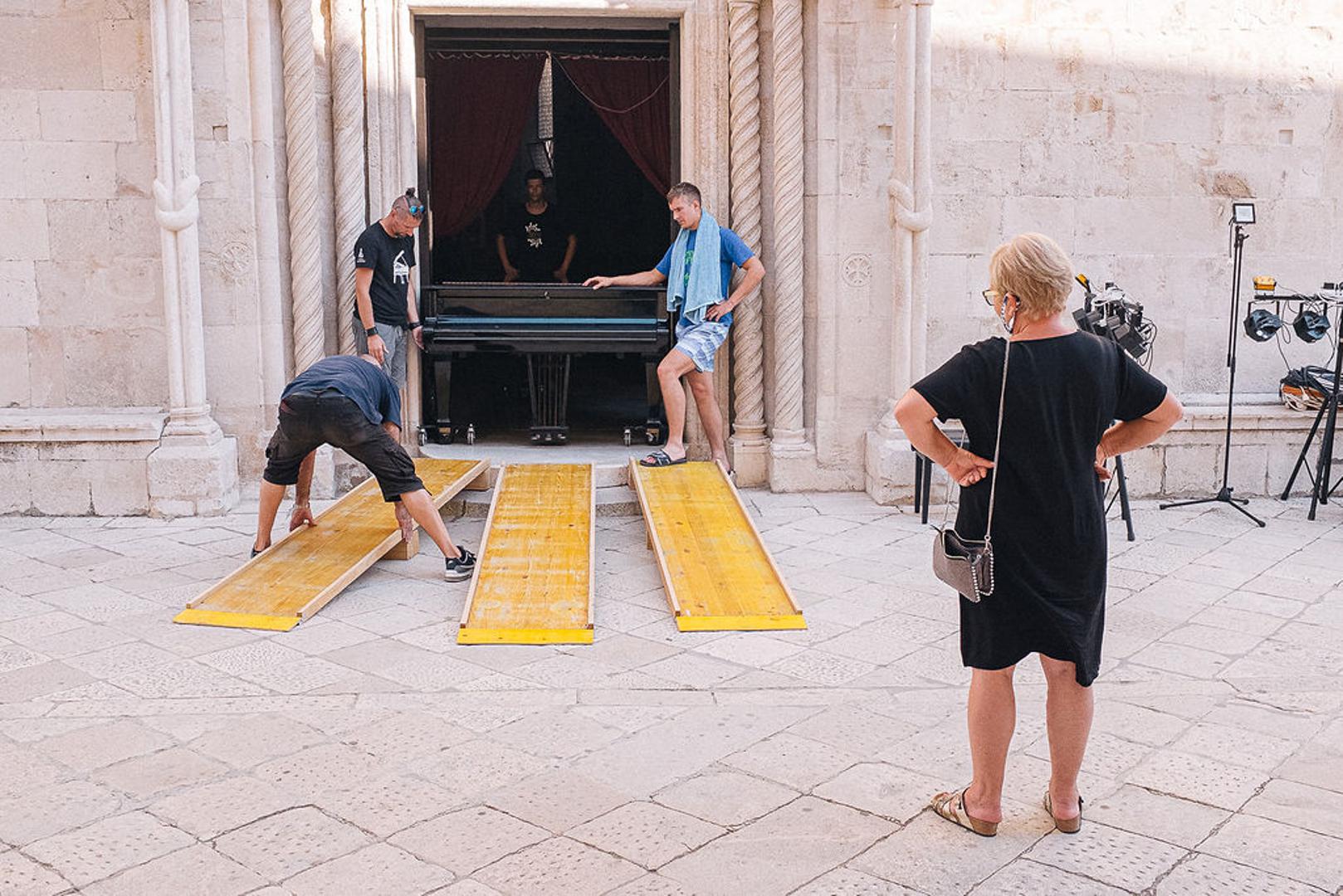 Iznošenje velikog koncertnog klavira iz katedrale na trg bio je zahtjevan logistički zadatak