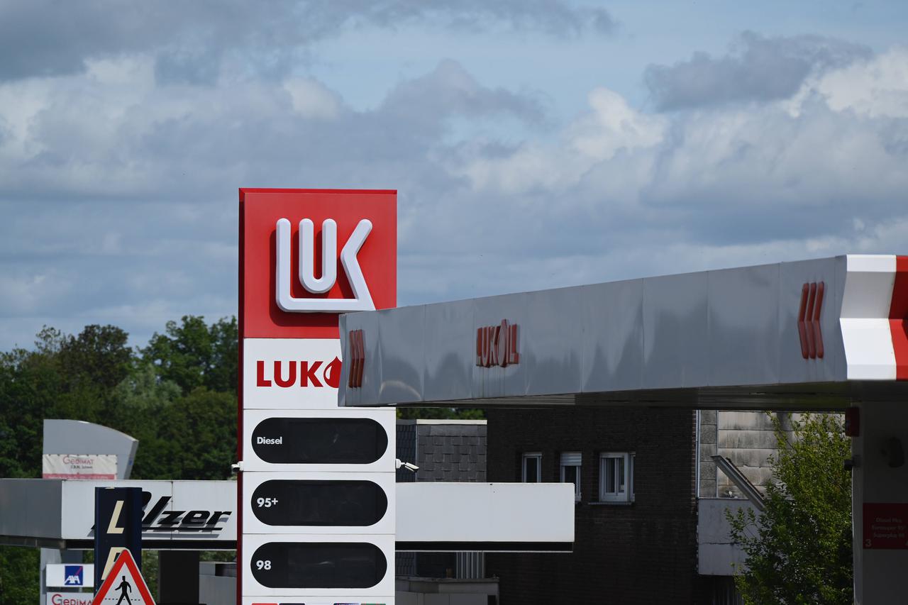 Logo Schriftzug von LUKOIL an einer Tankstelle, Handelsmarke des russischen Mineral?lkonzern. *** LUKOIL logo lettering at a petrol station, trademark of the Russian oil company