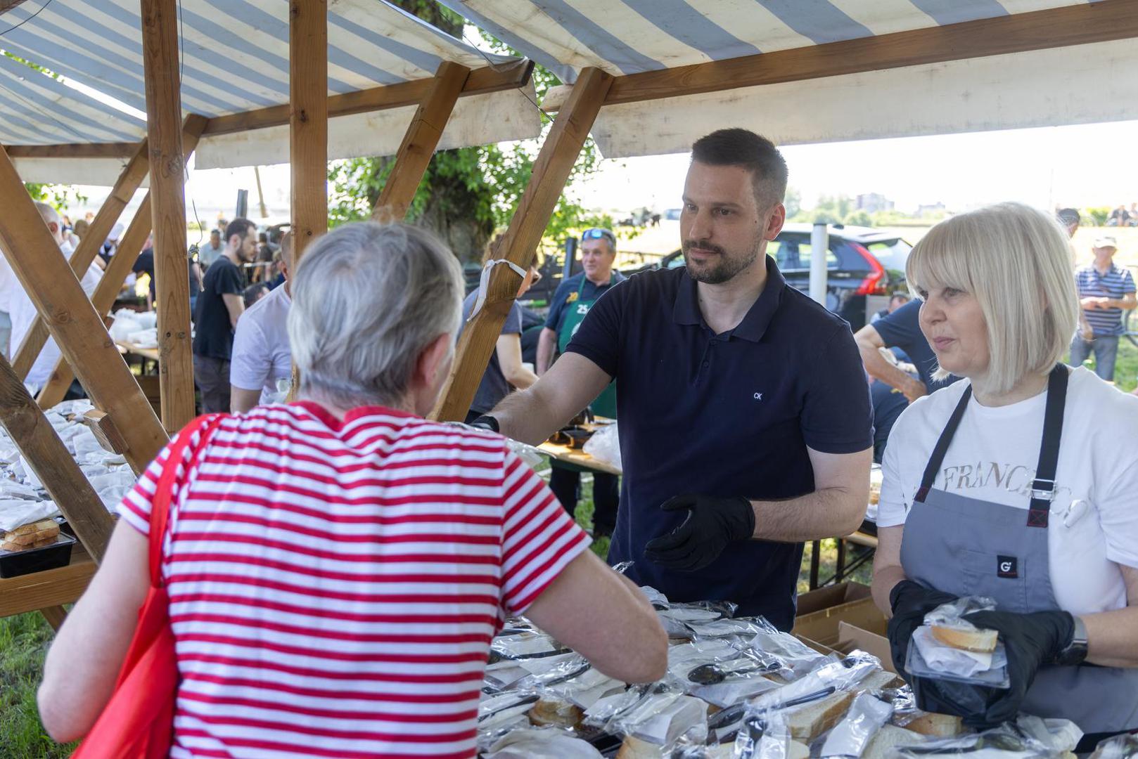 Osim toga, mnogi su se građani odlučili na roštilj. (Osijek)