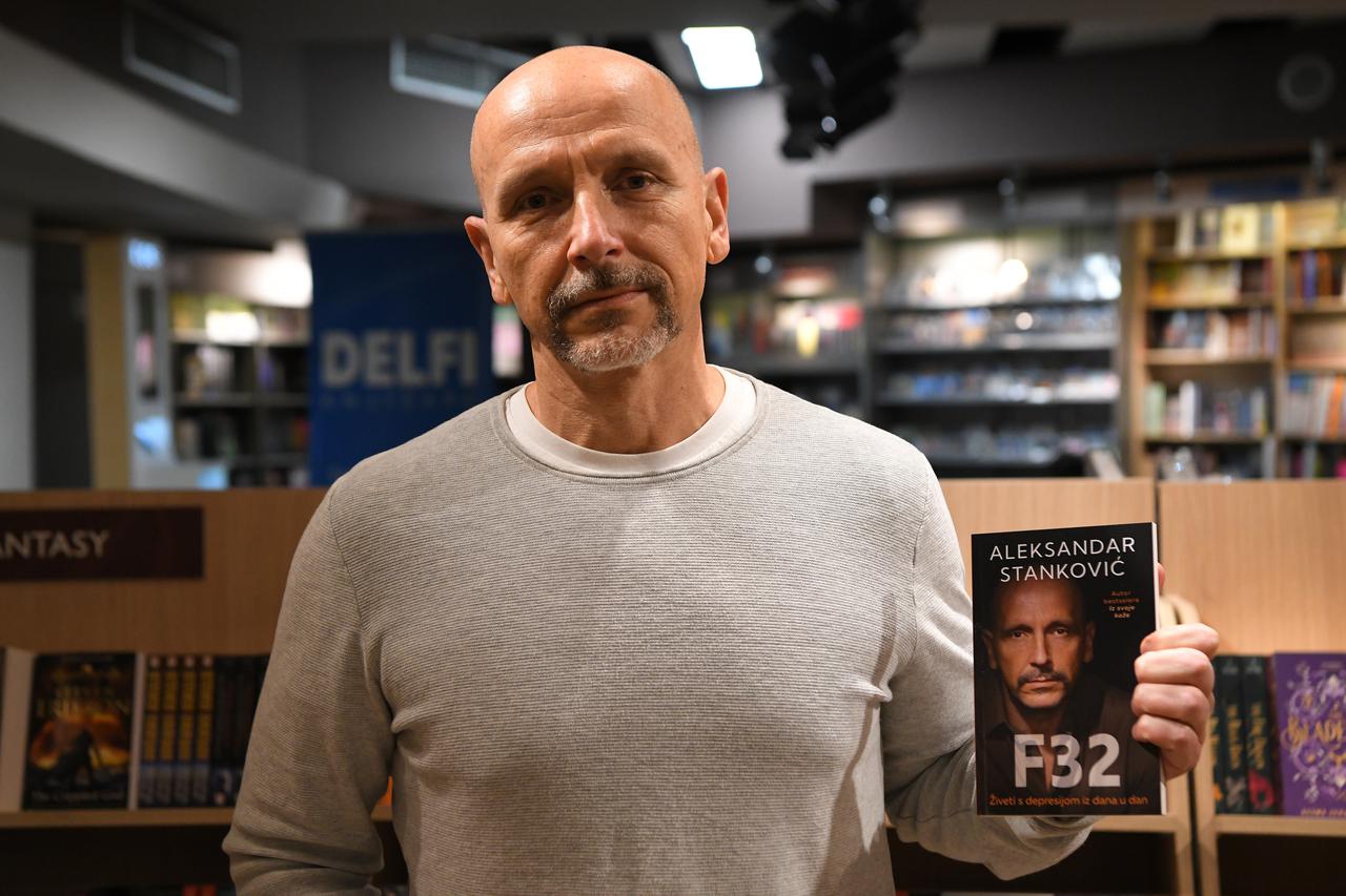 Beograd: Aleksandar Stanković  predstavio je svoju novu knjigu "F 32" u Knjižari Delfi SKC