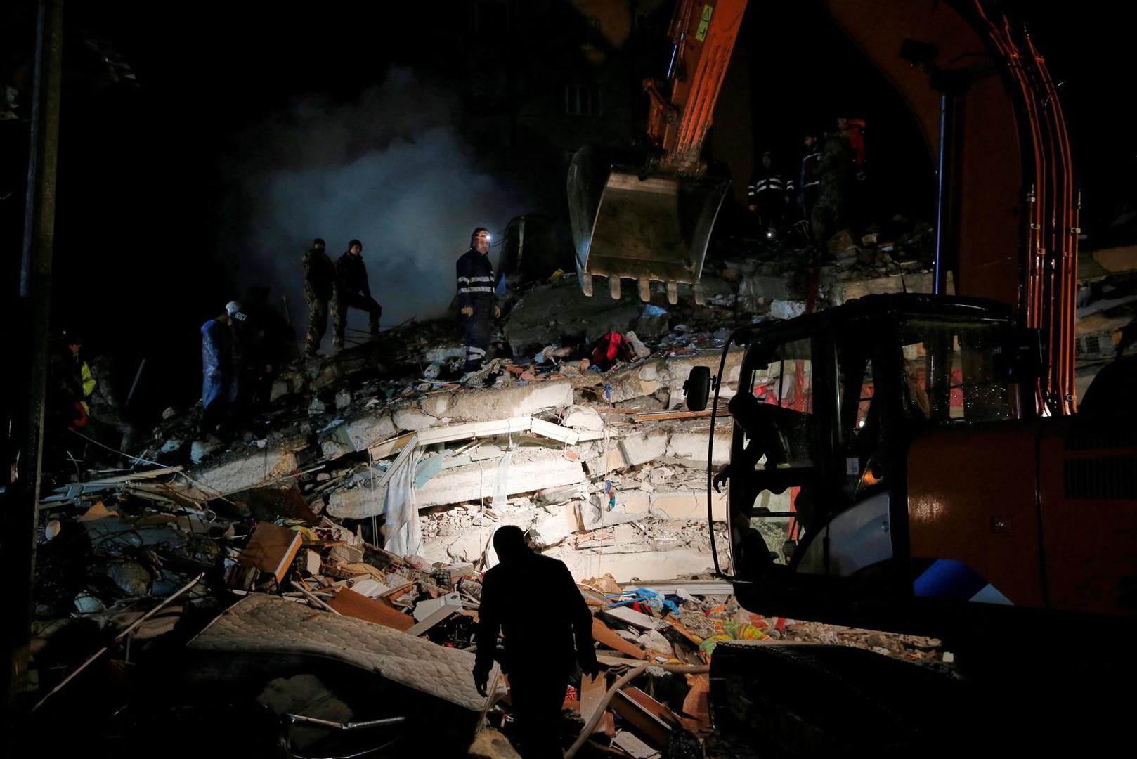 A rescue team works on a collapsed building, following an earthquake in Osmaniye, Turkey February 6, 2023. REUTERS/Dilara Senkaya Photo: DILARA SENKAYA/REUTERS