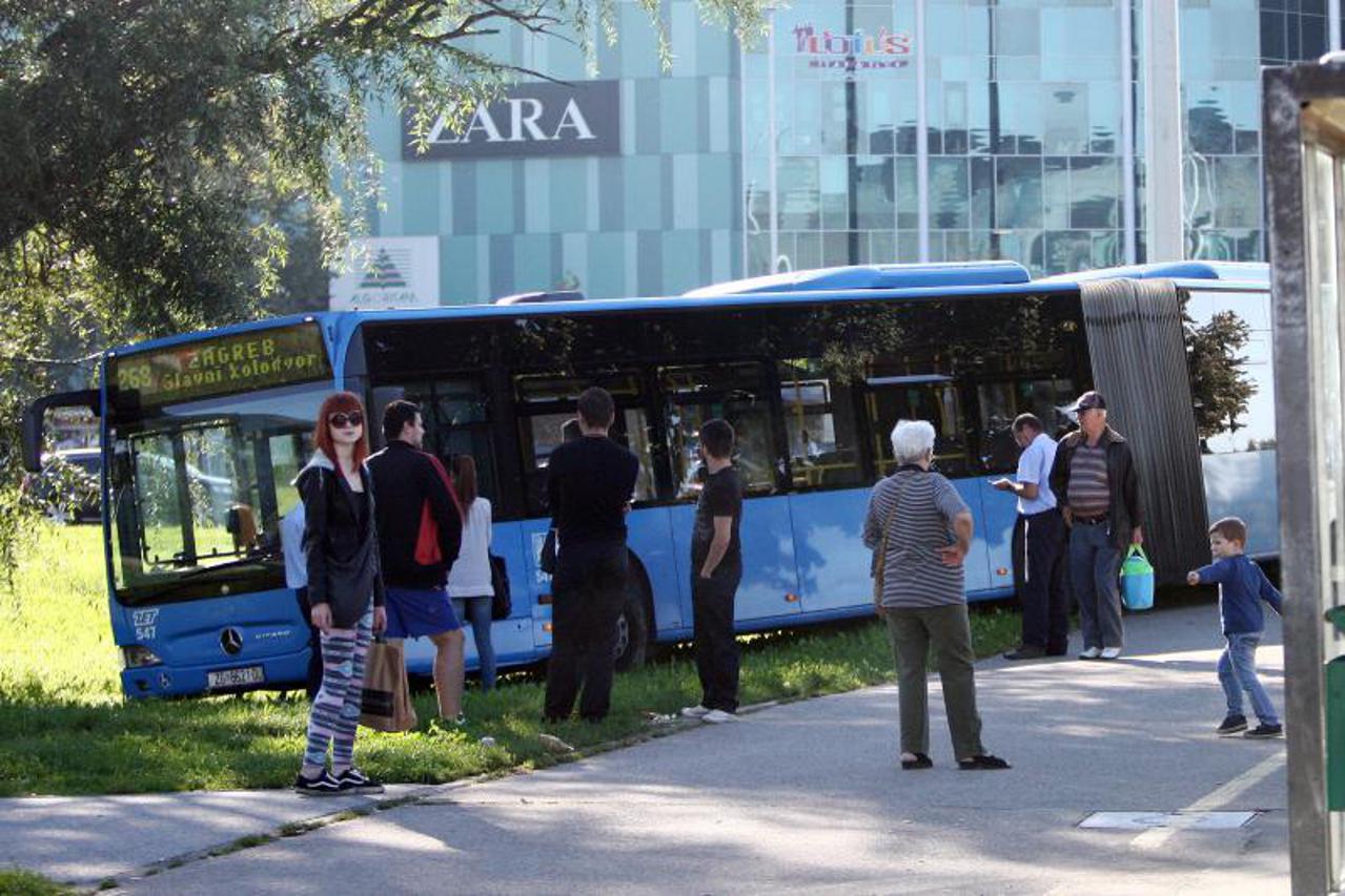 Autobus kod Avenue Malla završio na livadi (1)