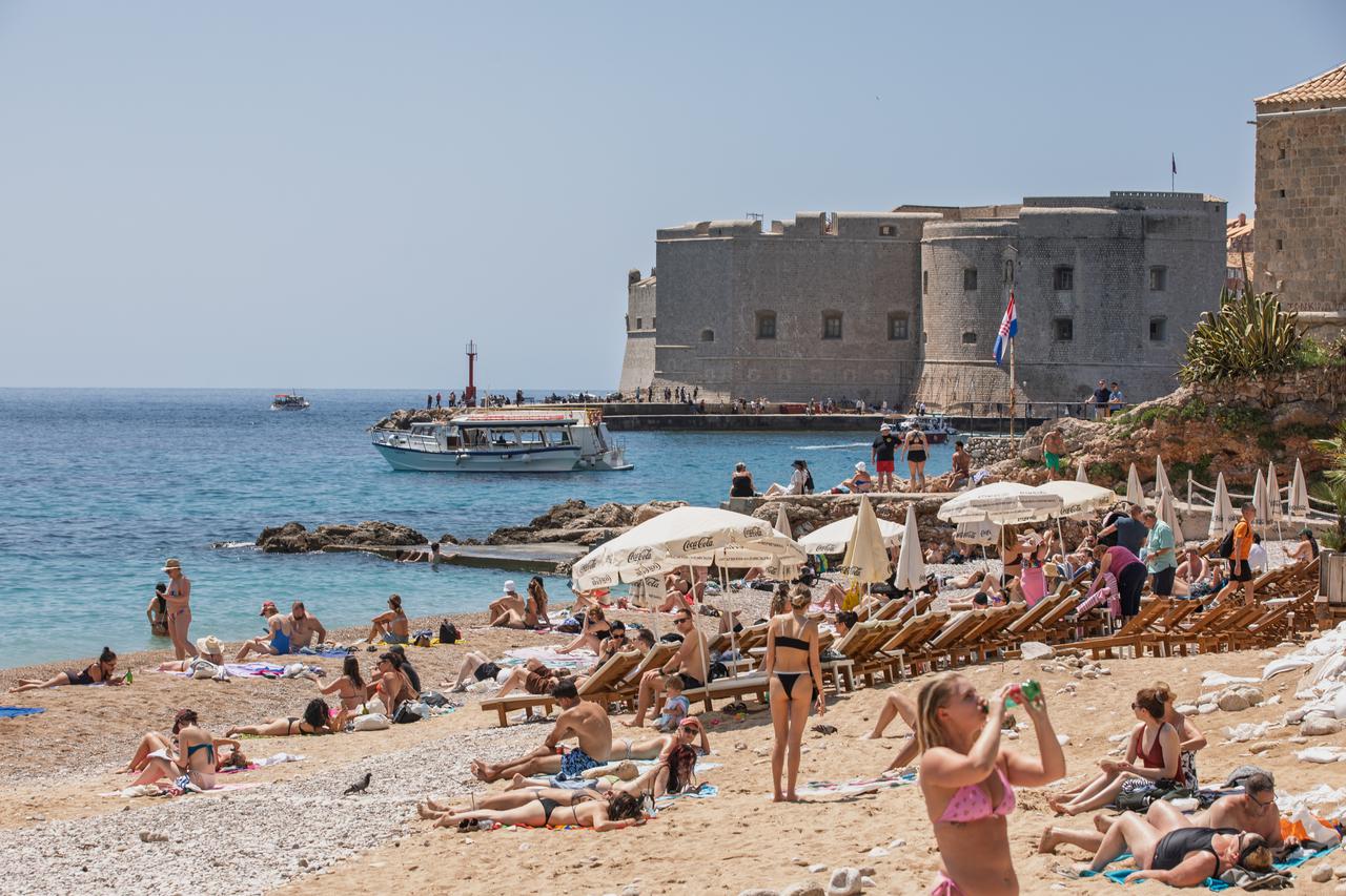 Ljetna atmosfera u Dubrovniku, gužve u gradu i kupanje na Banjama