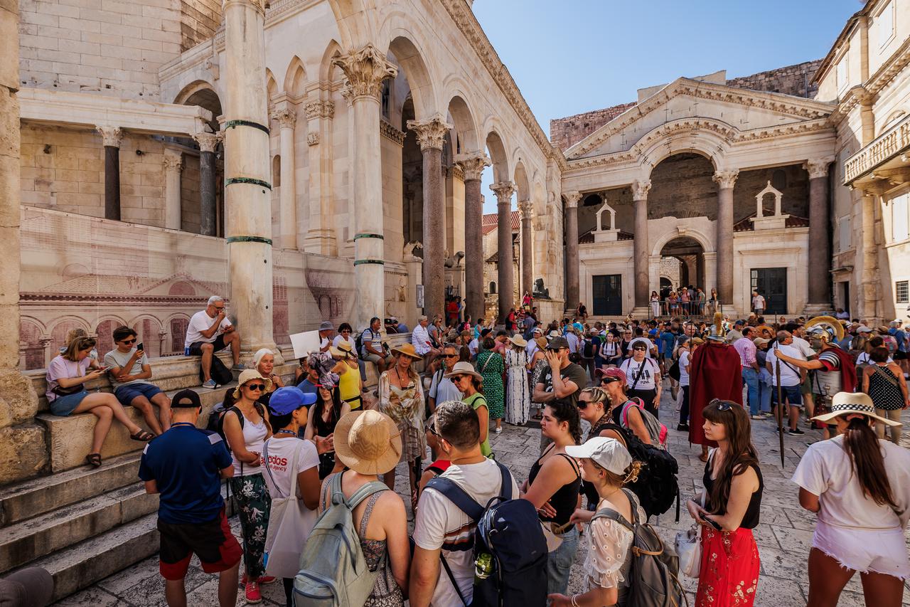 Split: Gužva na splitskom Peristilu