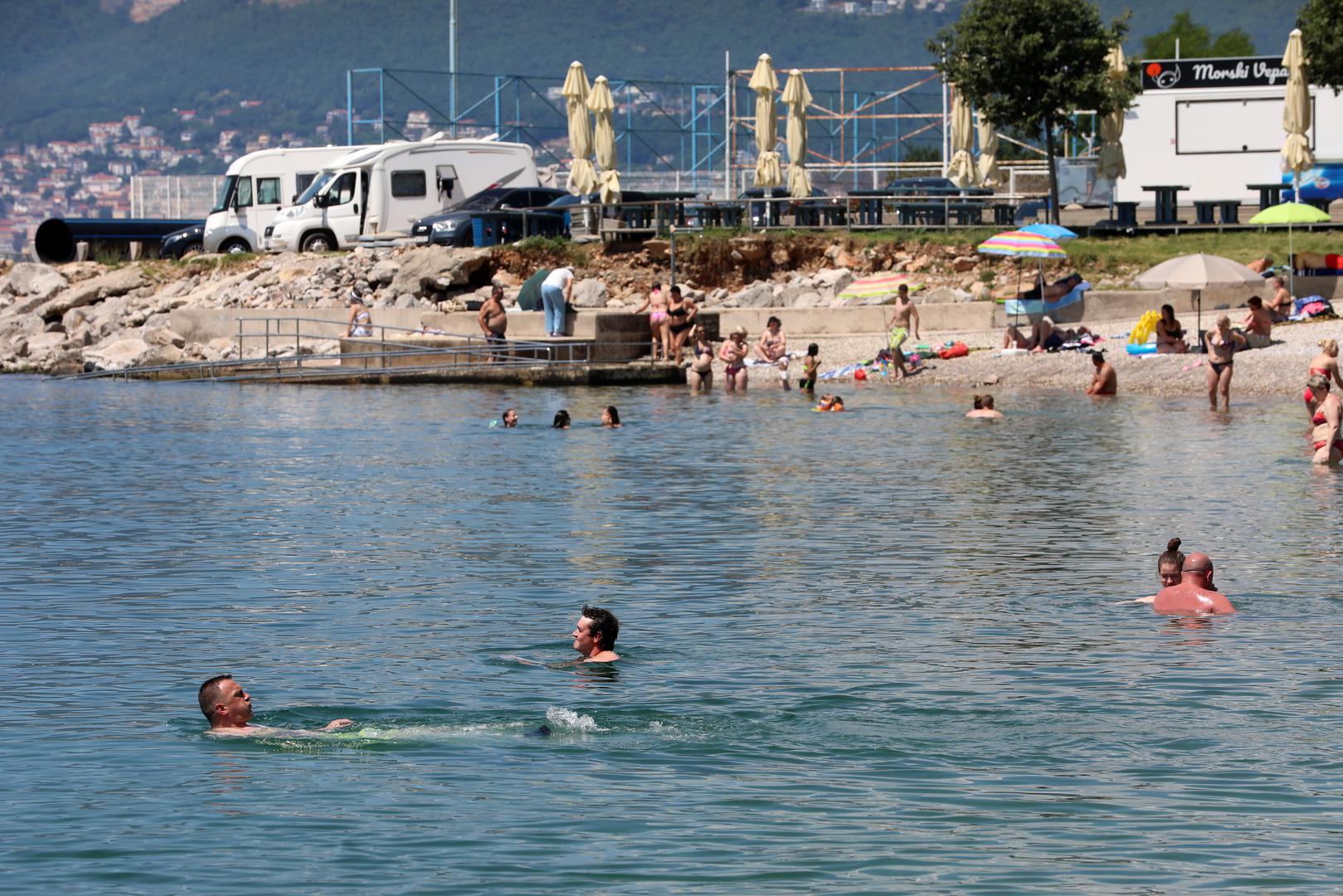 17.06.2024., Rijeka - Gradjani i turisti spas od sunca i vrucine traze na razne nacine. Kupanjem u moru, sladoledom, nosenjem sesira, osvjezenjem na fontani, sklanjanjem u hlad. Photo: Goran Kovacic/PIXSELL