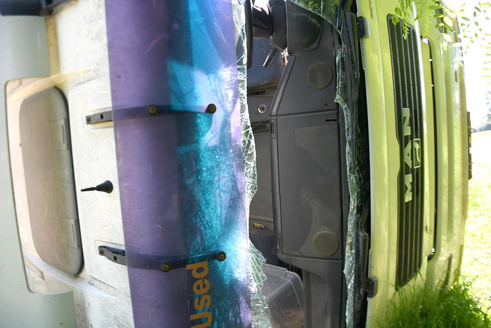 Državna cesta na kojoj je došlo do nesreće do daljnjega je zatvorena, a obilazni put je preko Grubišnog Polja.