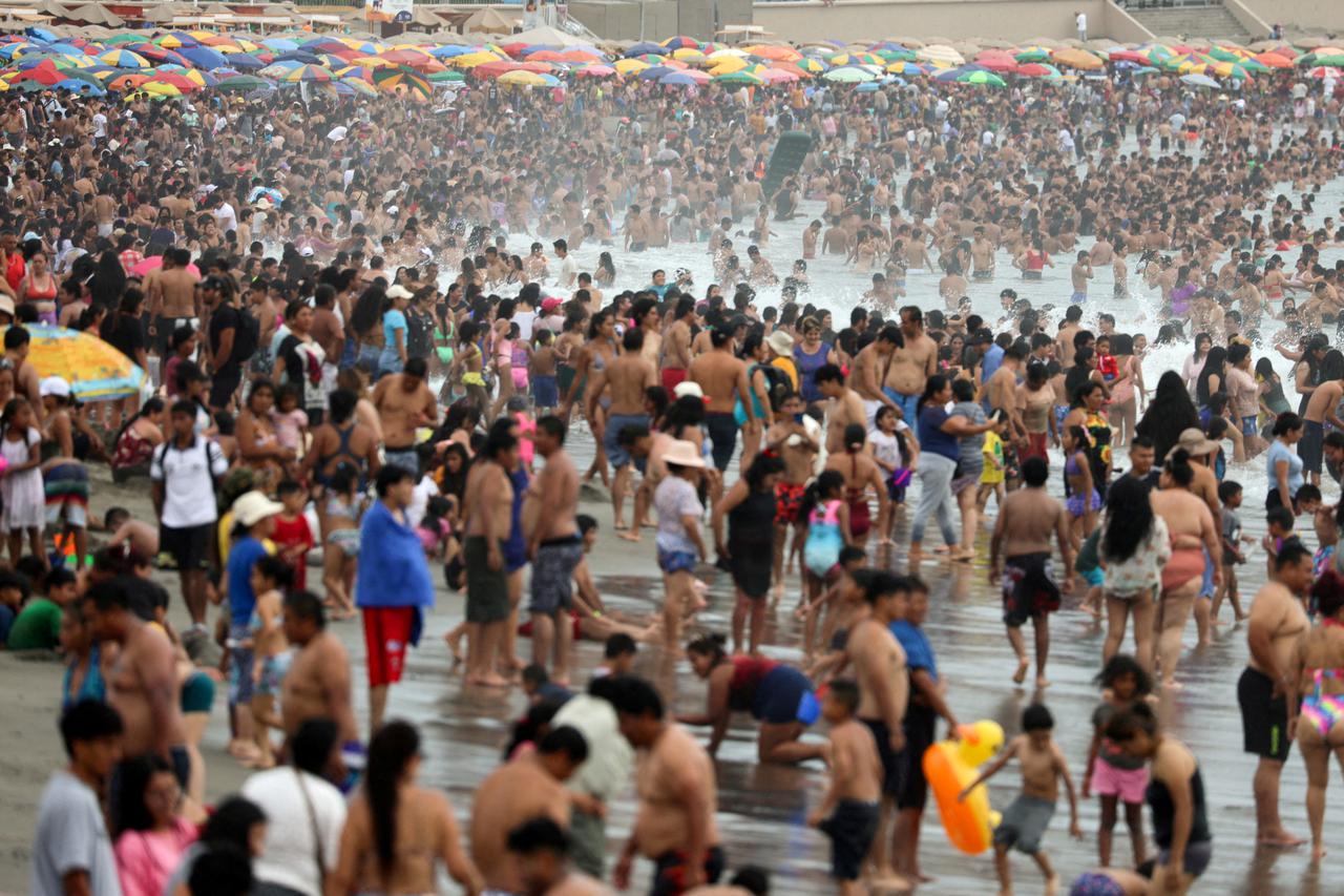 FILE PHOTO: Heatwave in Lima due to El Nino weather phenomena