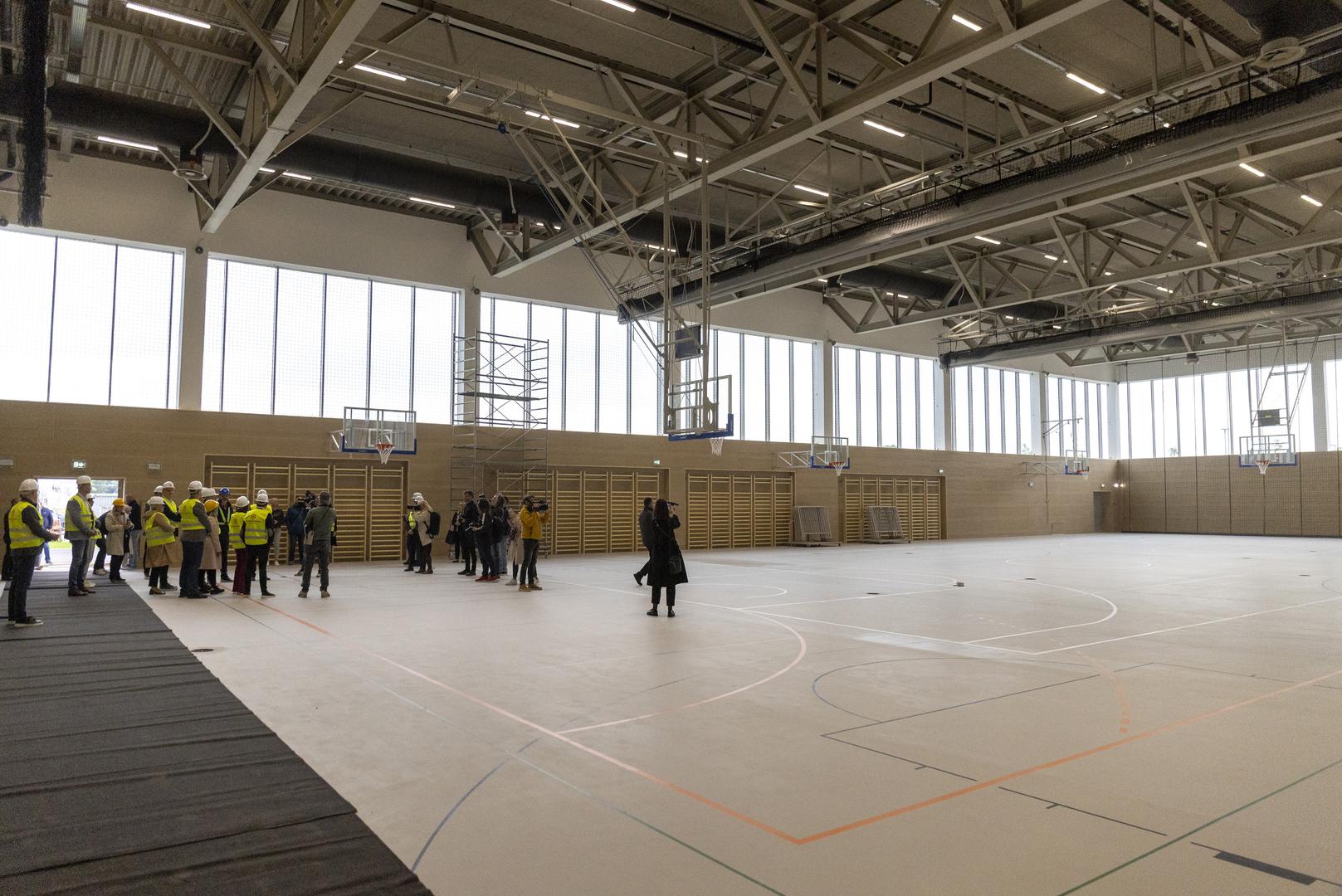 Ravnatelj škole Ivan Čelebić posebno je izdvojio važnost nove sportske dvorane: „Do sada su naši učenici tjelesni odgoj imali na Zrinjevcu, no sada ćemo napokon imati vlastite prostore. I. gimnazija posljednje dvije godine bilježi najveću popularnost među srednjim školama u Županiji.”