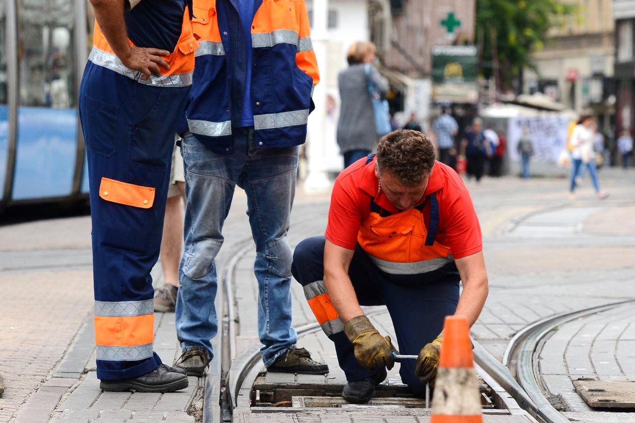 09.07.2015., Zagreb - Radovi na skretnici za tramvaj na Trgu bana Josipa Jelacica. Photo: Marko Lukunic/PIXSELL