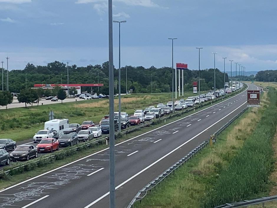 Požar na vozilu kod odmorišta Desinić