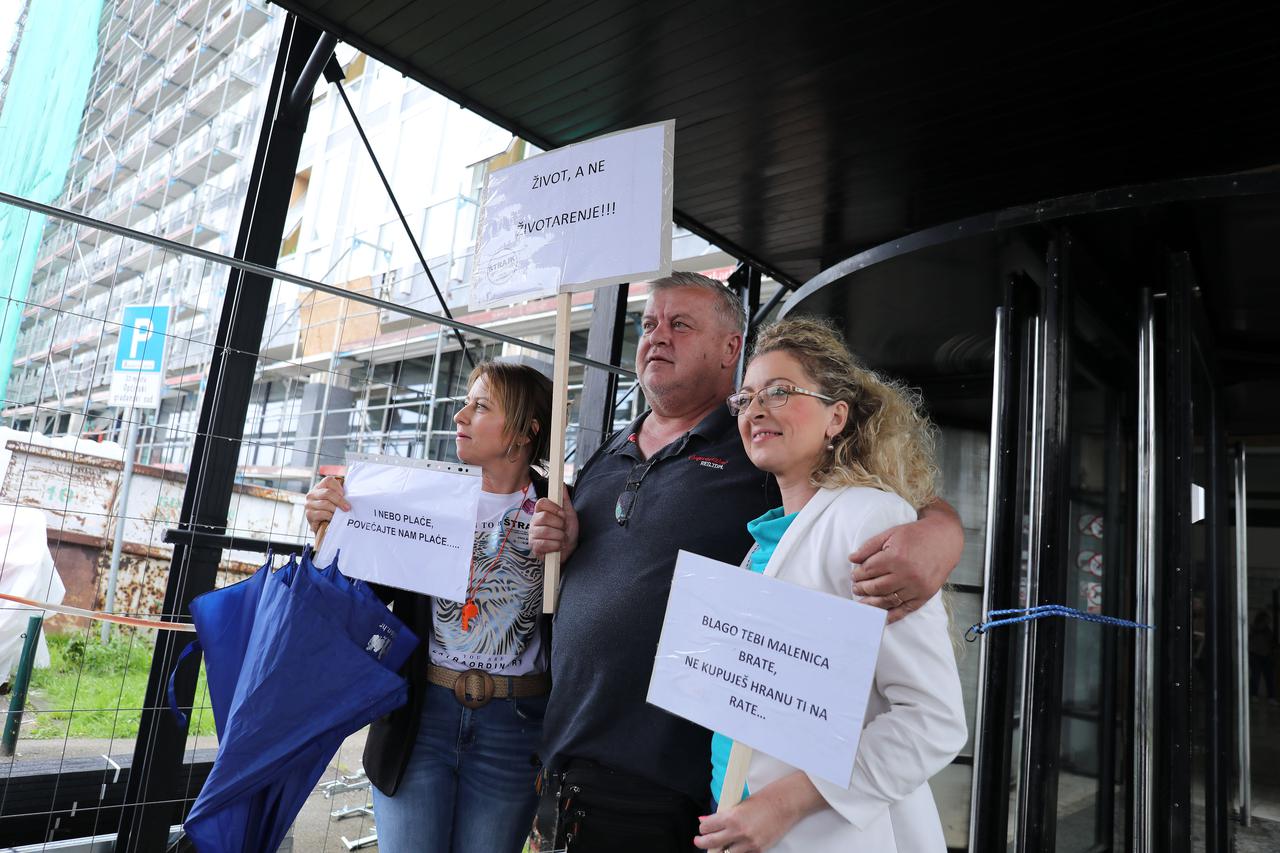 Zagreb: Štrajk državnih i lokalnih službenika i namještenika ispred Općinskog građanskog suda