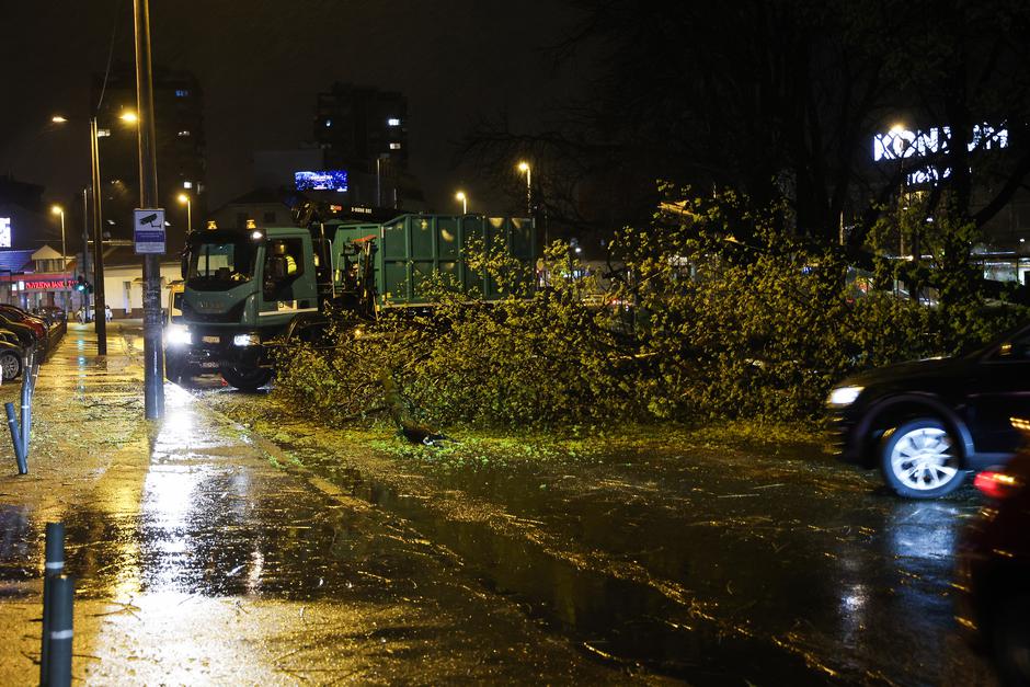 Zagreb: Promet kod Trešnjevačkog placa obustavljen nakon pada stabla