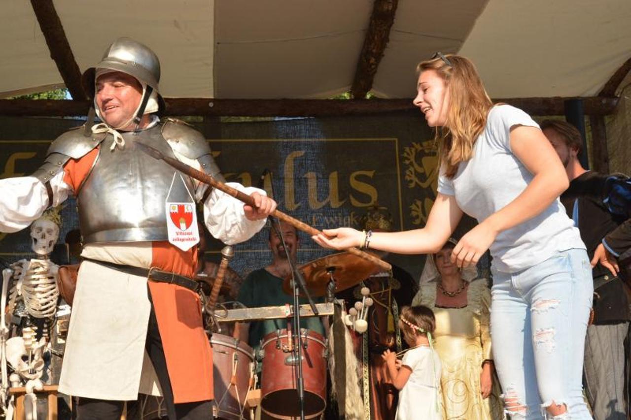 Hrvatska zlatna olimpijska pobjednica Sara Kolak posjetila je Renesansni festival i privukla veliku paznju posjetitelja