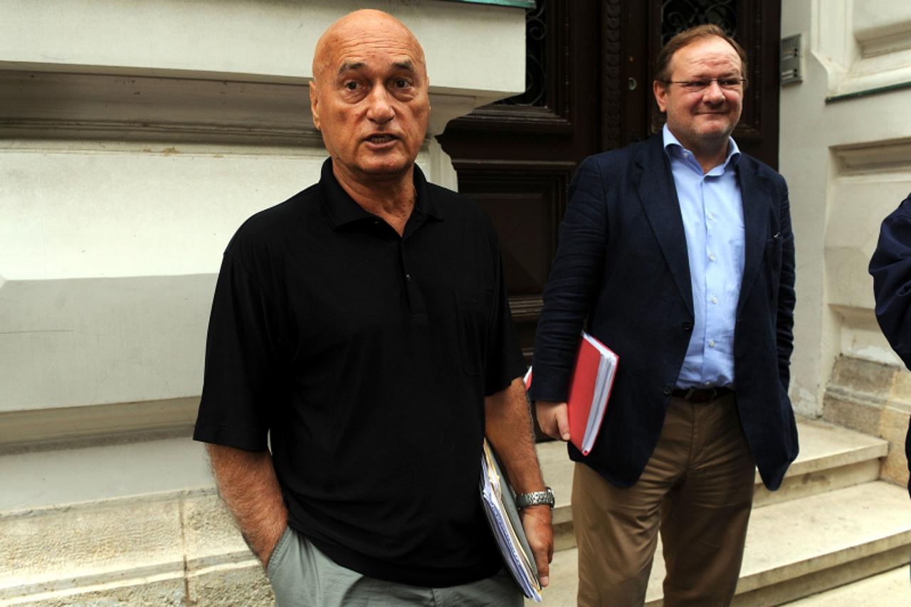 'crna...Zagreb...08.07.2009.    Zupanijski sud, Vladimira Zagorac dolazi na sudjenje iz zatvora, odvjetnici Vladimira Zagorca Zvonimir Hodak i Kresimir Krsnik daju izjavu novinarima,  Photo: Goran Sta