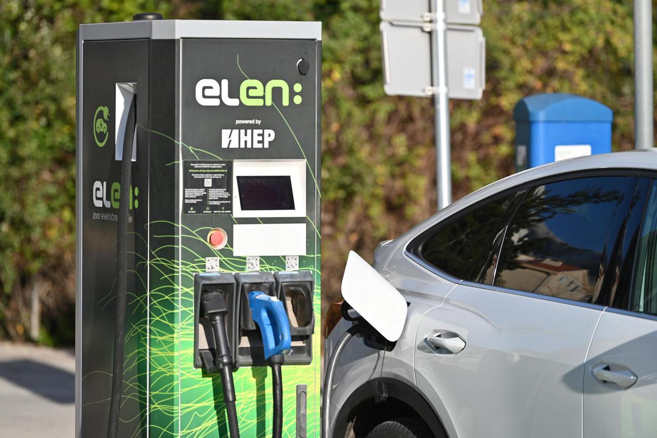 Audi Q4 e-tron na električnoj punionici 