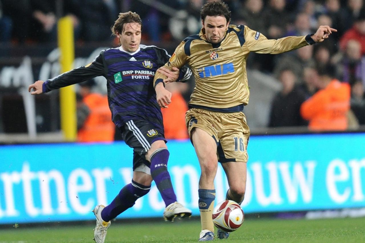 'Anderlecht\'s Lucas Biglia (L) vies with Zagreb\'s Milan Badelj during their Europa League group stage football match between Belgium\'s RSCA Anderlecht and Serbia\'s Dinamo Zagreb in Anderlecht on D