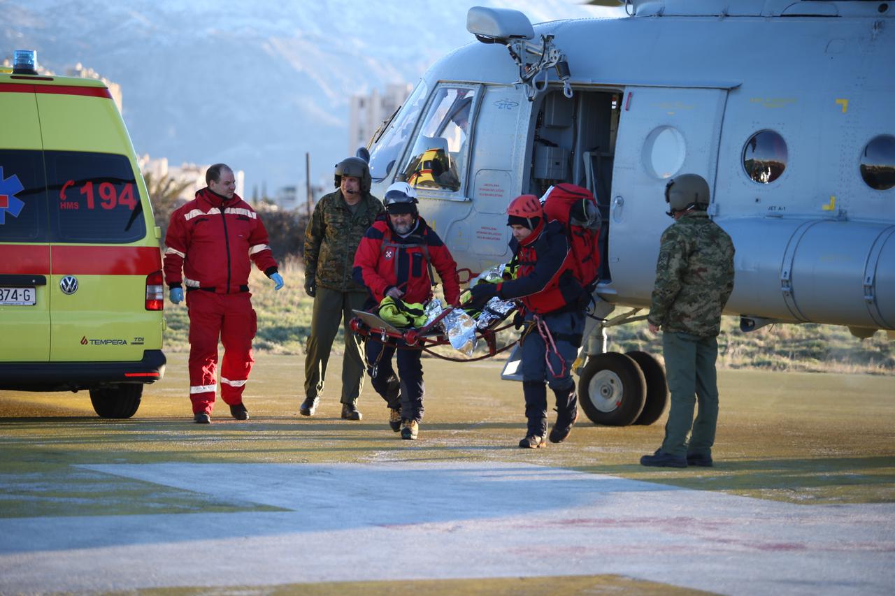 Helikopter spasio planinare s Mosora