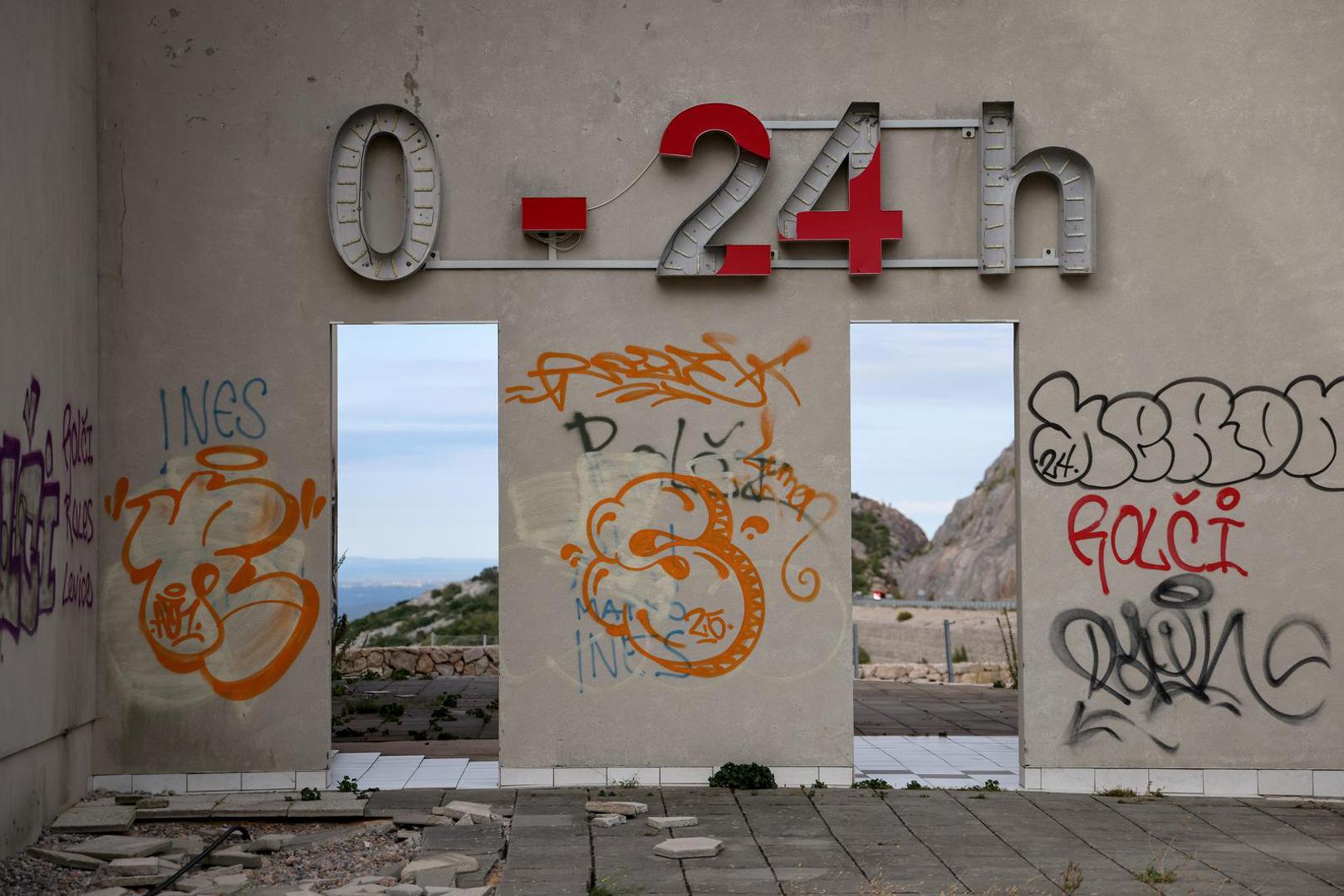 Priča o propasti započela je 2006. godine, kada je tvrtka poduzetnika Mladena Nekića, poznatog kao "kralj pršuta", sklopila ugovor o koncesiji s Hrvatskim autocestama. Investicija, financirana kreditom od 22,4 milijuna kuna, zapela je nakon što su Nekićeva poduzeća upala u financijske probleme i stečaj.