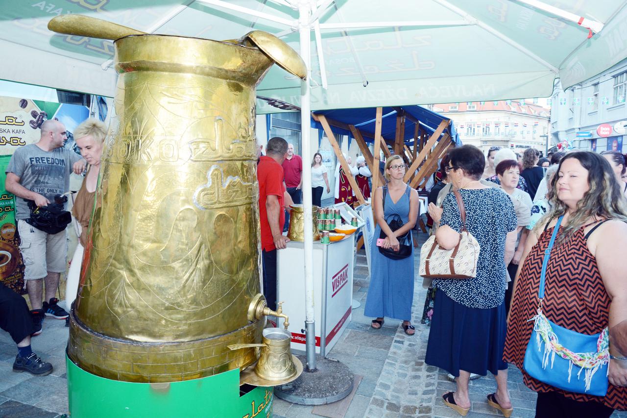 Sisak: Građani na Bajram imali priliku popiti kavu iz najveće džezve na svijetu