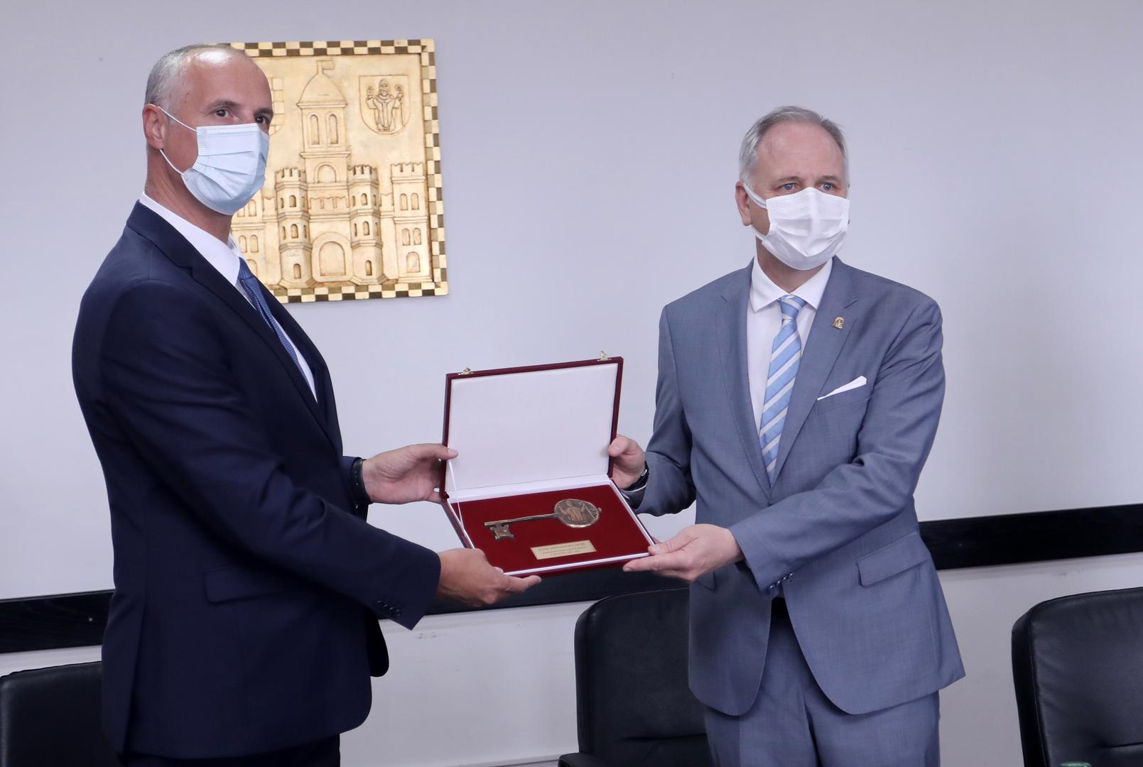 07.06.2021., Split - U Gradskom poglavarstu odrzana je primopredaja vlasti izmedju izabranog gradonacelnika Ivice Puljka i bivseg gradonacelnika Andre Krstulovica Opare. Ivica Puljak i Andro Krsutlovic Opara Photo: Ivo CagaljPIXSELL