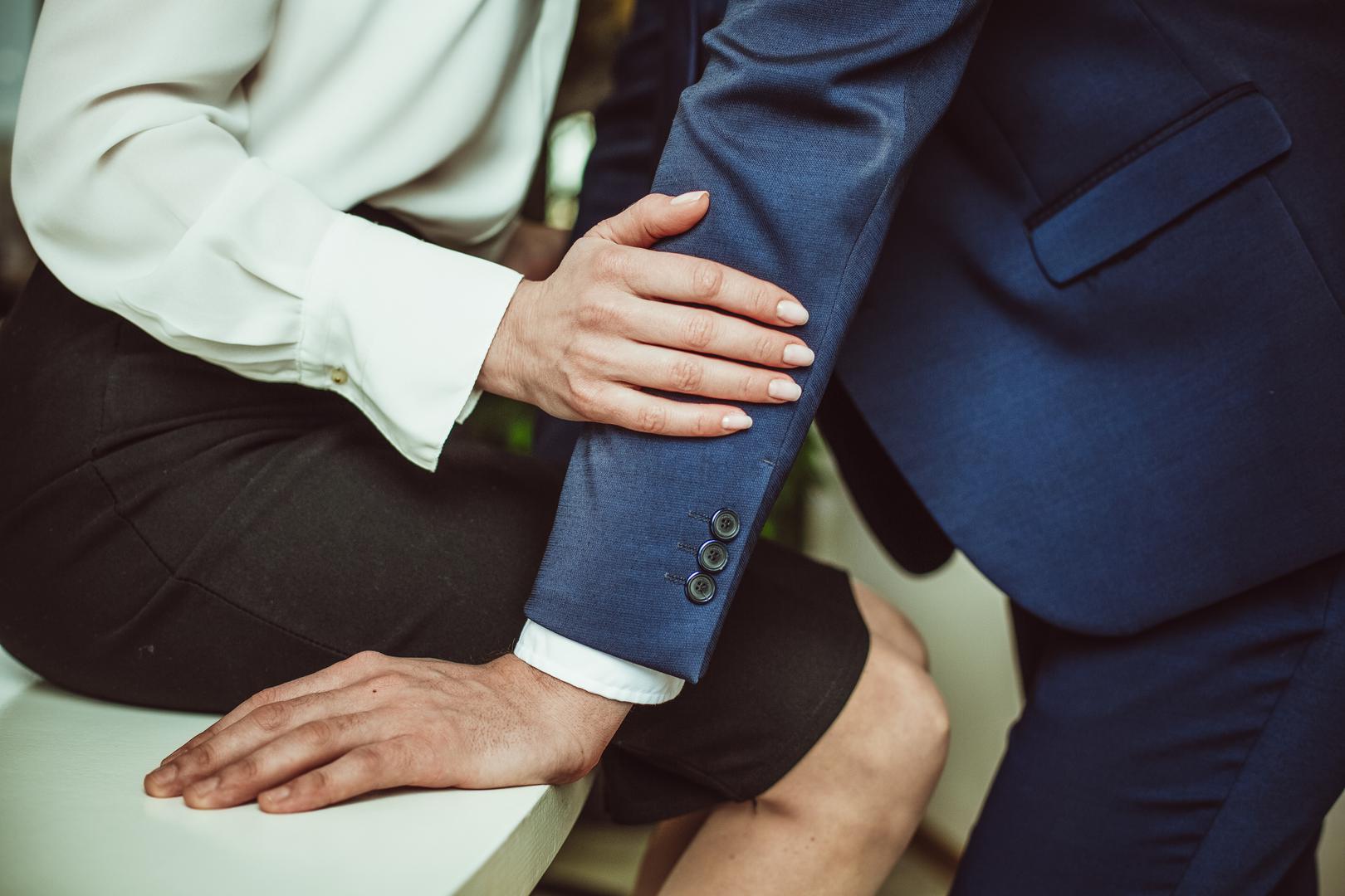 Škorpion: Škorpioni su strastveni, ali i majstori skrivanja tragova. Oni znaju kontrolirati svoje emocije i ponašanje do savršenstva. Kad varaju, to nije slučajno – to je odluka. Njihova tajanstvena priroda omogućuje im da vode paralelne živote bez da itko posumnja. A ako ih ikad uhvatite? Nećete dobiti priznanje – samo ledeni pogled i pitanje: “A jesi li siguran u to?”.