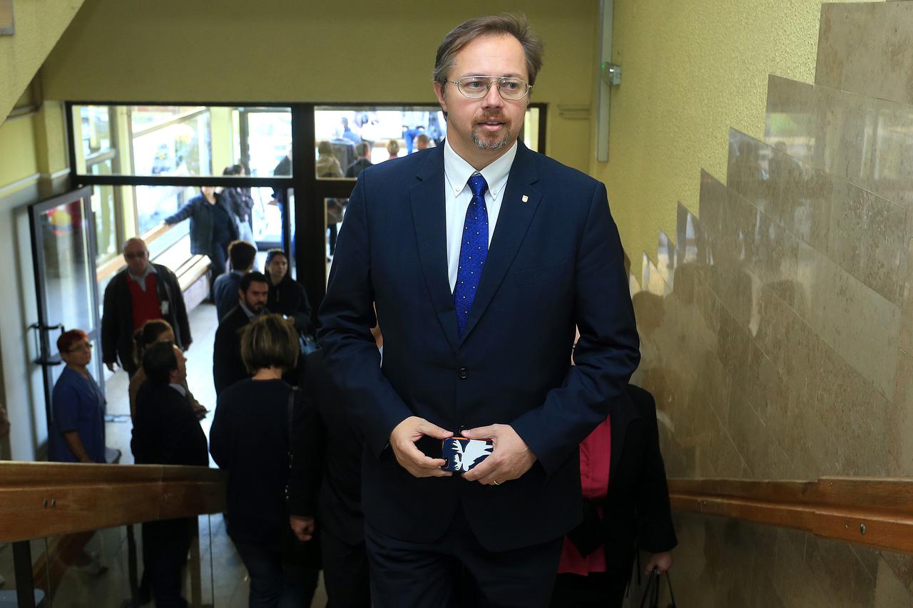 05.11.2014., Osijek - Ministar zdravlja Sinisa Varga u obilasku i posjeti Klinicki bolnicki centar Osijek. Prilikom obilaska otvorio je potpuno novi laboratoriji na odjelu kardiologije.  Photo: Davor Javorovic/PIXSELL