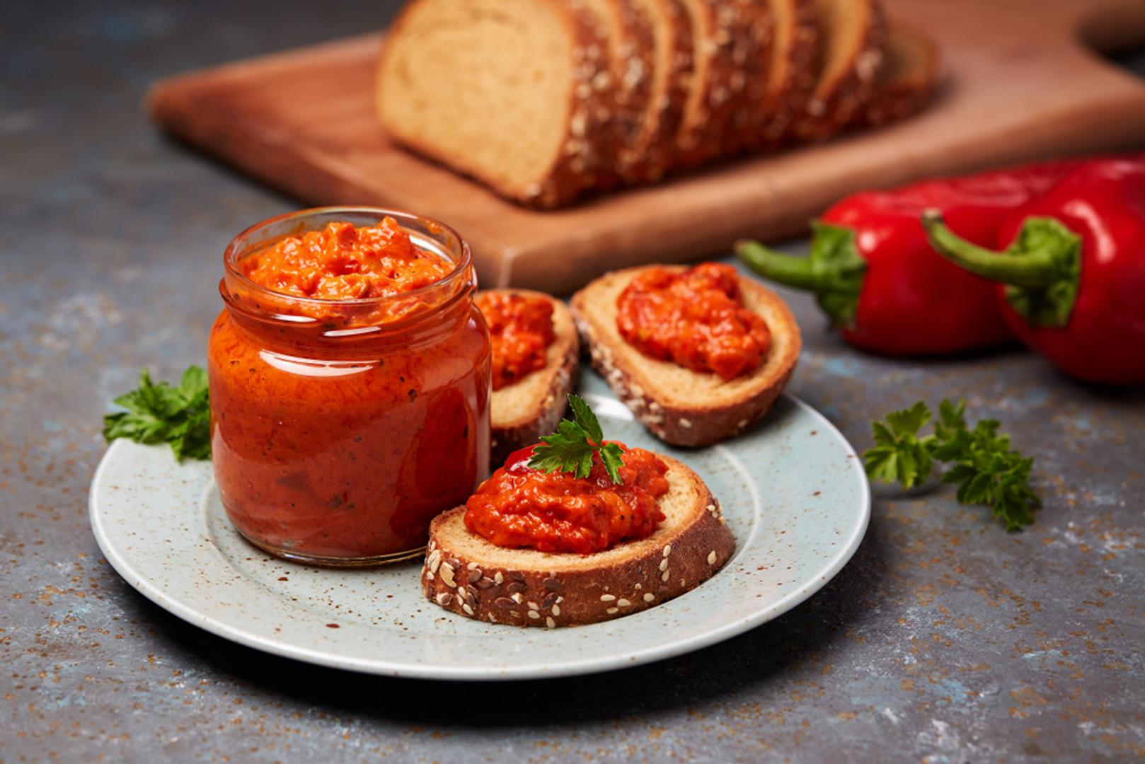 Ajvar: Paprika i patlidžan sada su na vrhuncu sezone. Domaći ajvar, blag ili ljut, odličan je način da se sačuva njihov okus za zimu, a u trgovinama ga teško nadmašiti kvalitetom. Povrće ispecite, ogulite, sameljite, pirjajte s uljem i začinima, pa vruće punite u sterilizirane staklenke.
