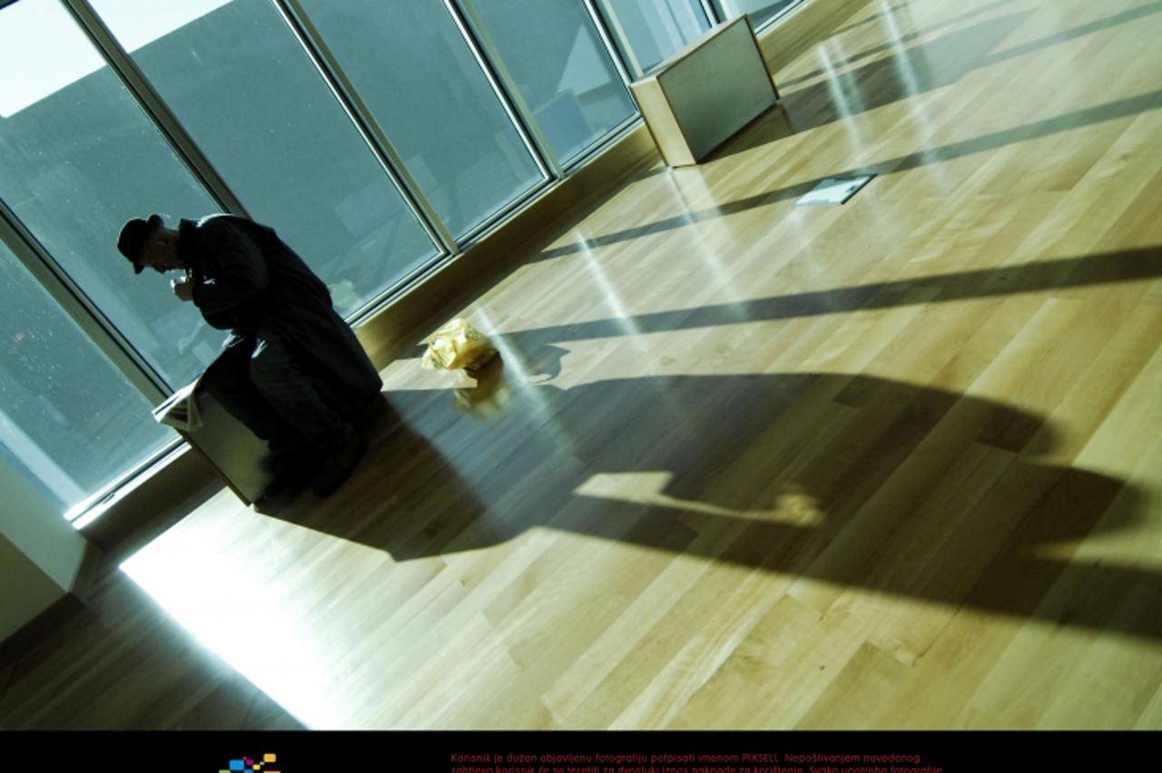 '26.12.2008., Split - U novootvorenoj knjiznici starac je citao novine u svom kantunu. na ovoj manifestaciji bilo je nekoliko tisuca ljudi svi su bili zainteresirani za biblioteku a on je u svom kutu 