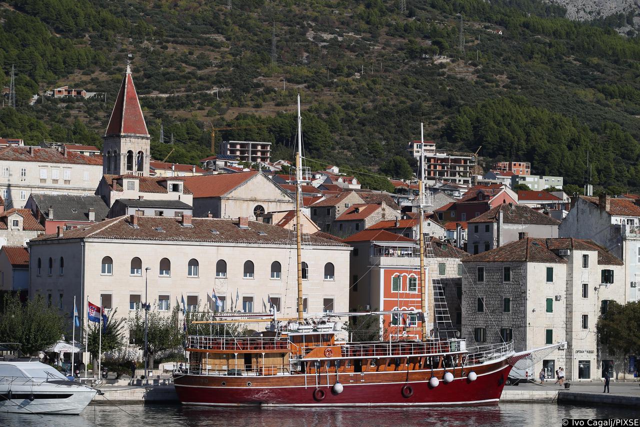 Makarska, turistički grad podno Biokova