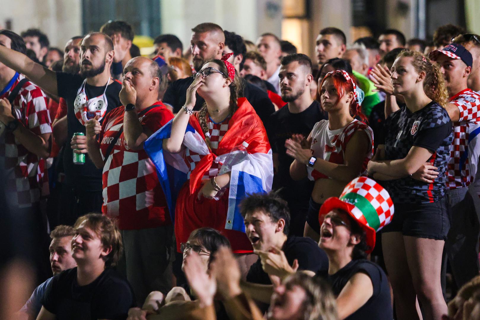 Sinoć je cijela Hrvatska disala kao jedno. Utakmica naših Vatrenih pratila se na trgovima i u organiziranim zonama za navijače u svim većim hrvatskim gradovima, gdje su navijači bodrili reprezentaciju.

